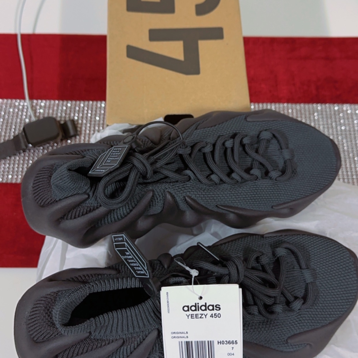 Adidas Yeezy 450 Utility Black 착용 스타일 - 2