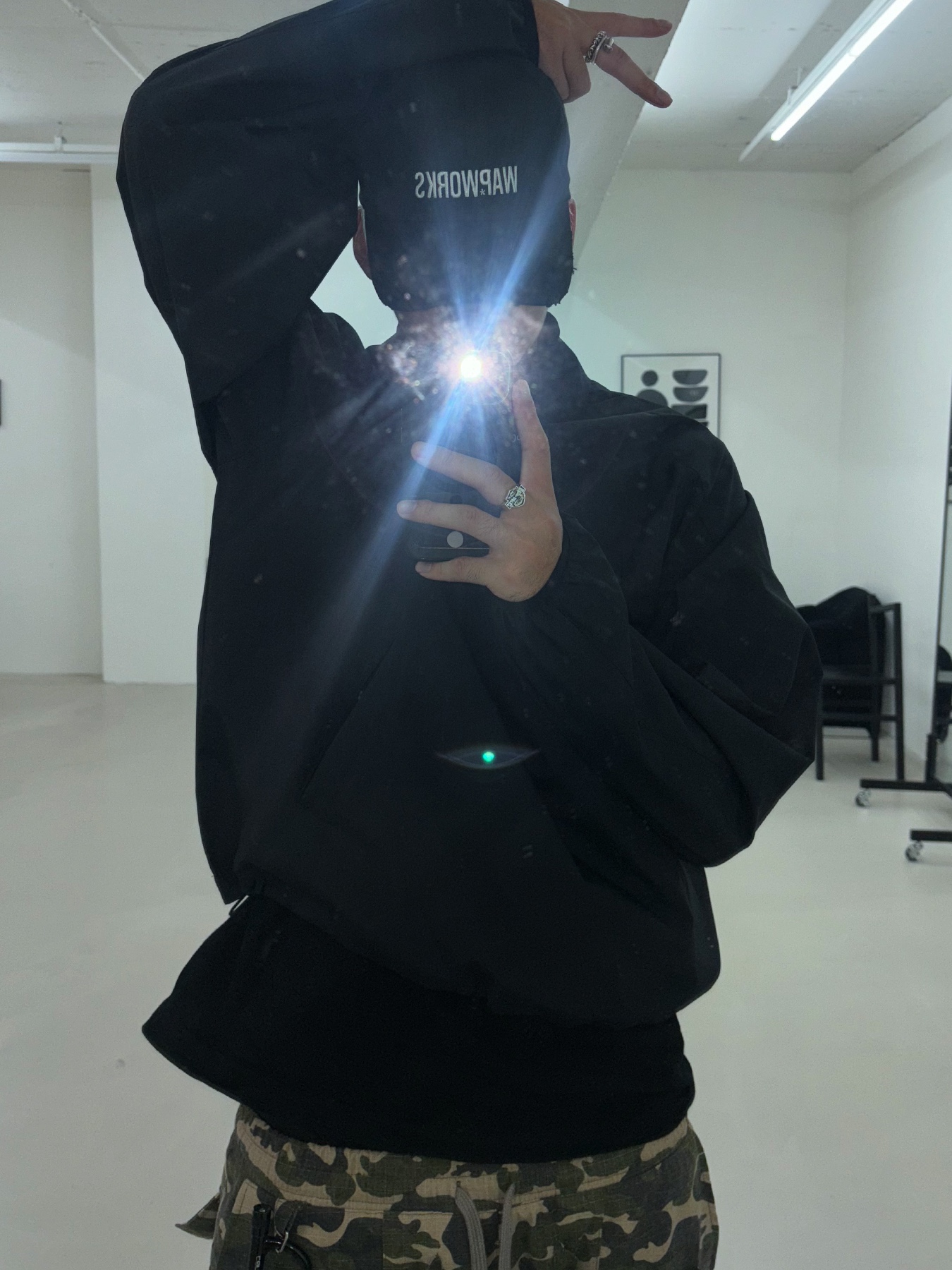 Oofos OOriginal Black, Wapworks Wide Safety Cargo Pants Camo 착용 스타일 - 4