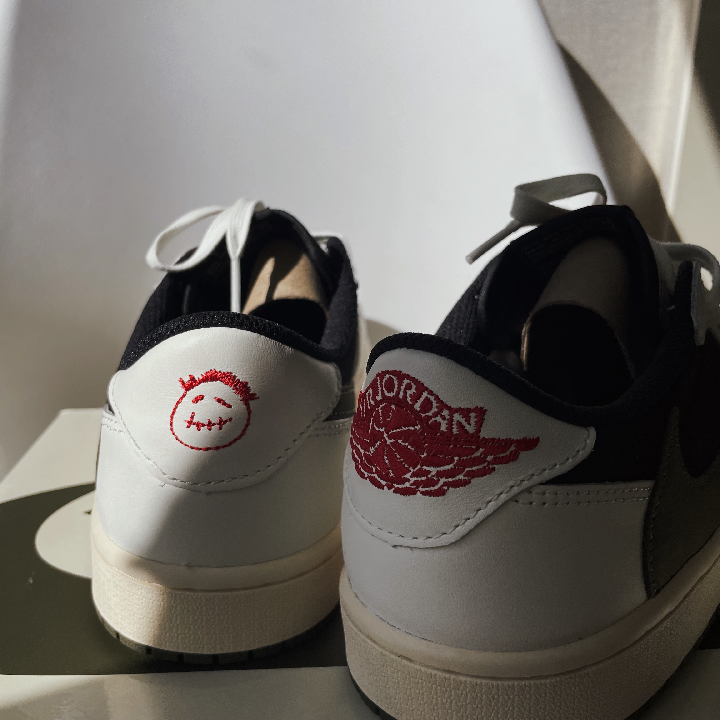 (W) Jordan 1 x Travis Scott Retro Low OG SP Medium Olive 착용 스타일 - 3