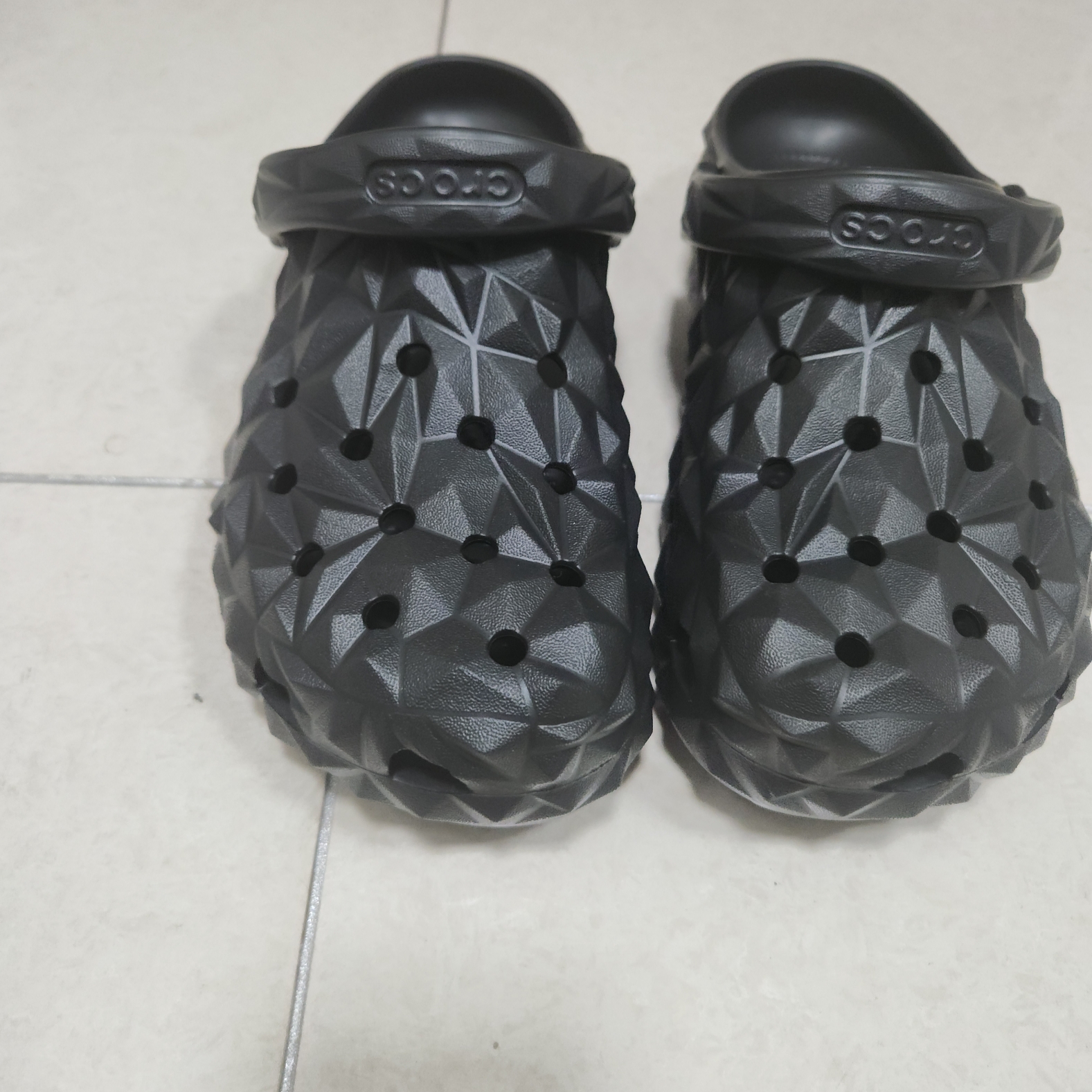 Crocs Classic Geometric Clog Black 착용 스타일