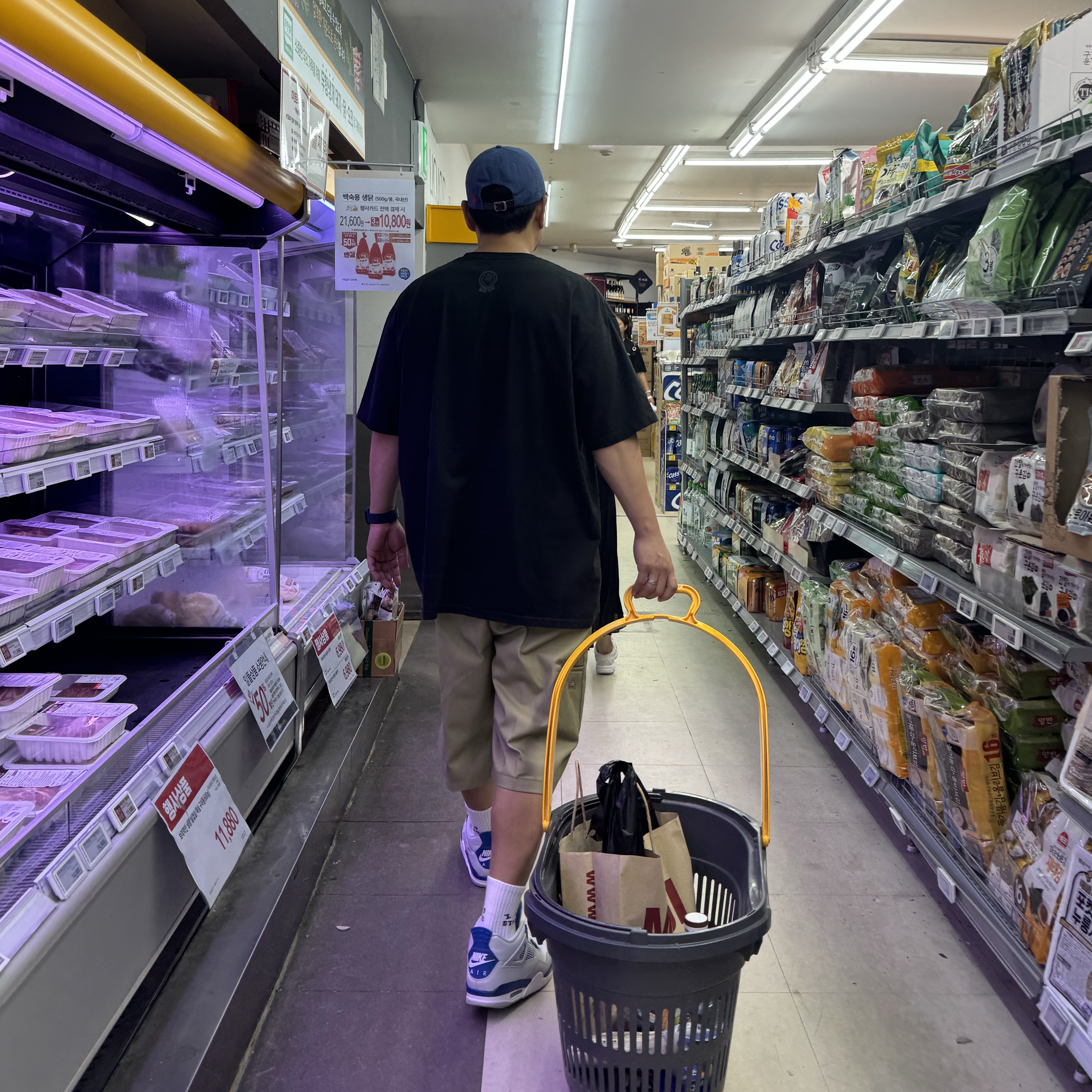 Supreme First T-Shirt Black - 24SS, Jordan 4 Retro Industrial Blue 착용 스타일 - 2