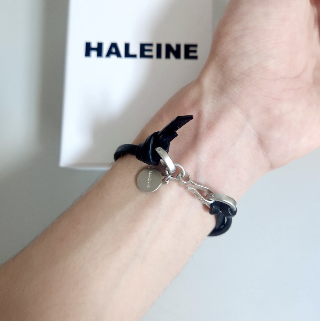Haleine Leather Metal Mix Bracelet Black 착용 스타일 - 2
