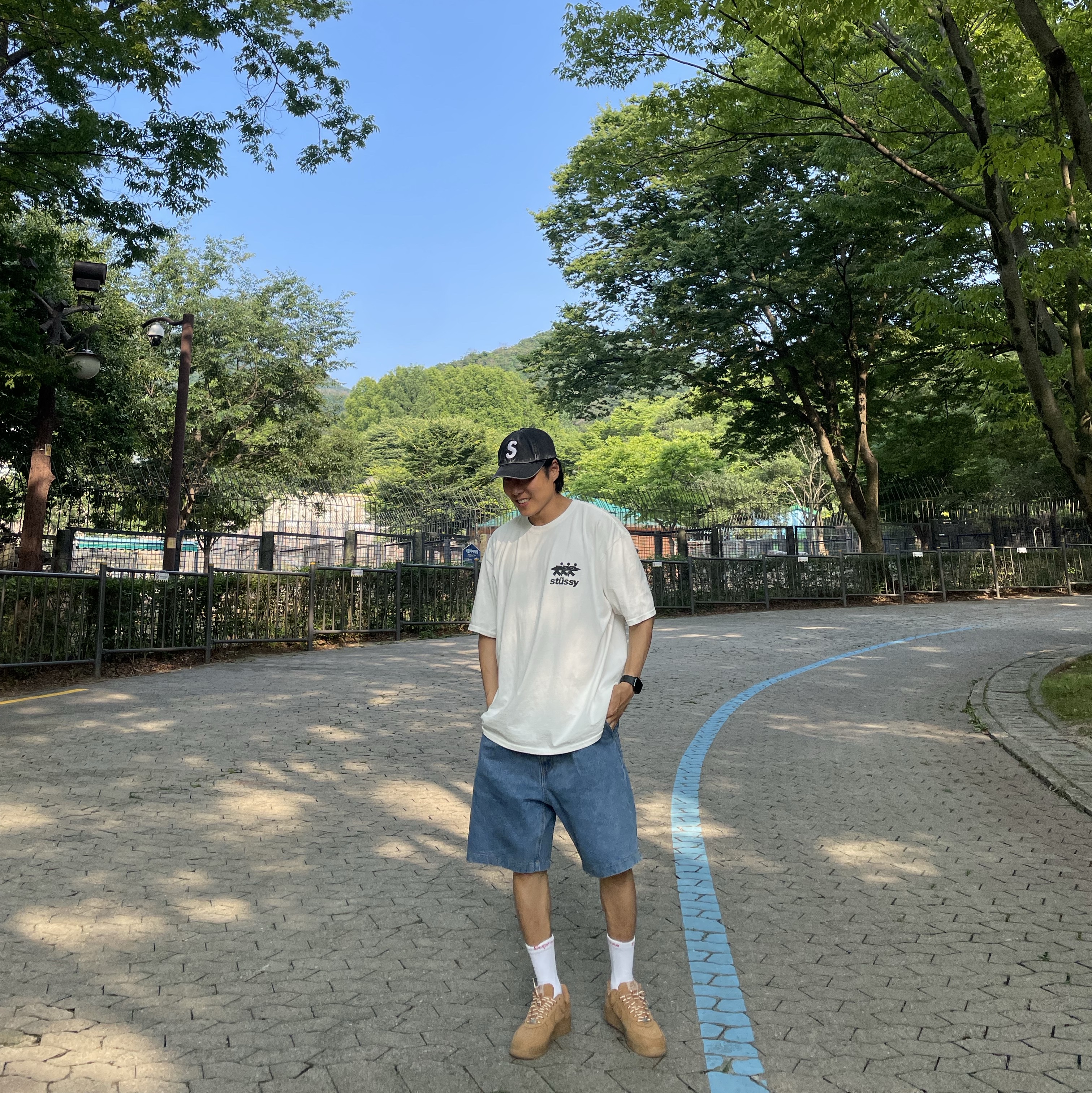 Stussy Surfwalk Pigment Dyed T-Shirt Natural, Supreme Pigment Canvas S Logo 6-Panel Black - 23SS 착용 스타일 - 1