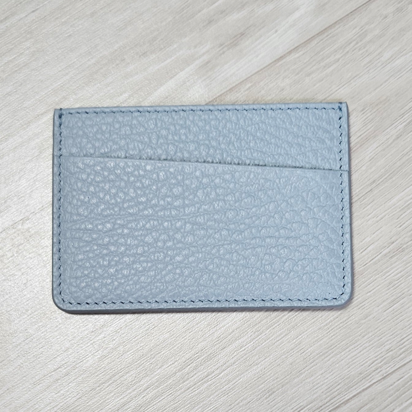 Maison Margiela Four Stitch Card Holder Pale Blue 착용 스타일 - 2