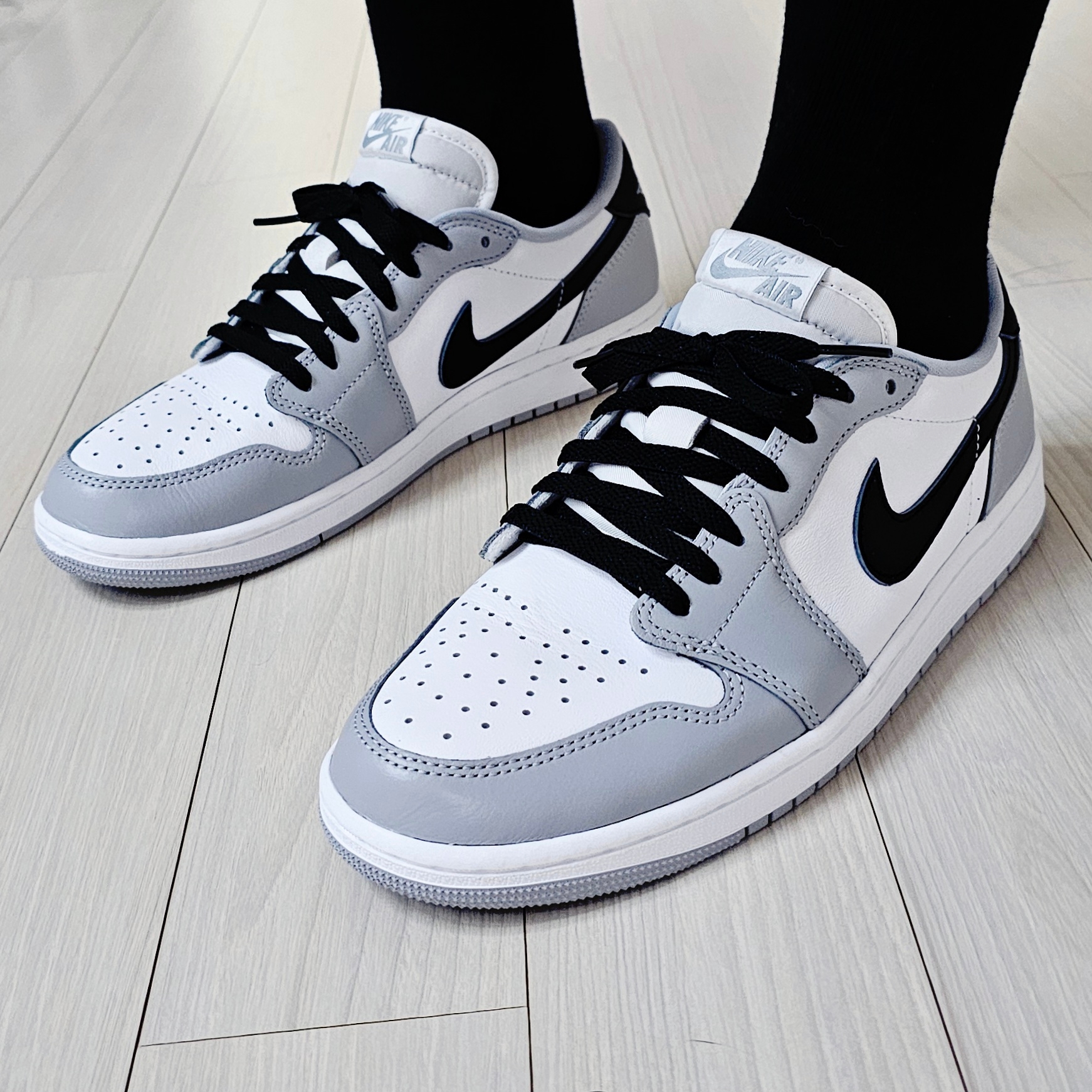 Jordan 1 Retro Low OG Wolf Grey and White 착용 스타일 - 1