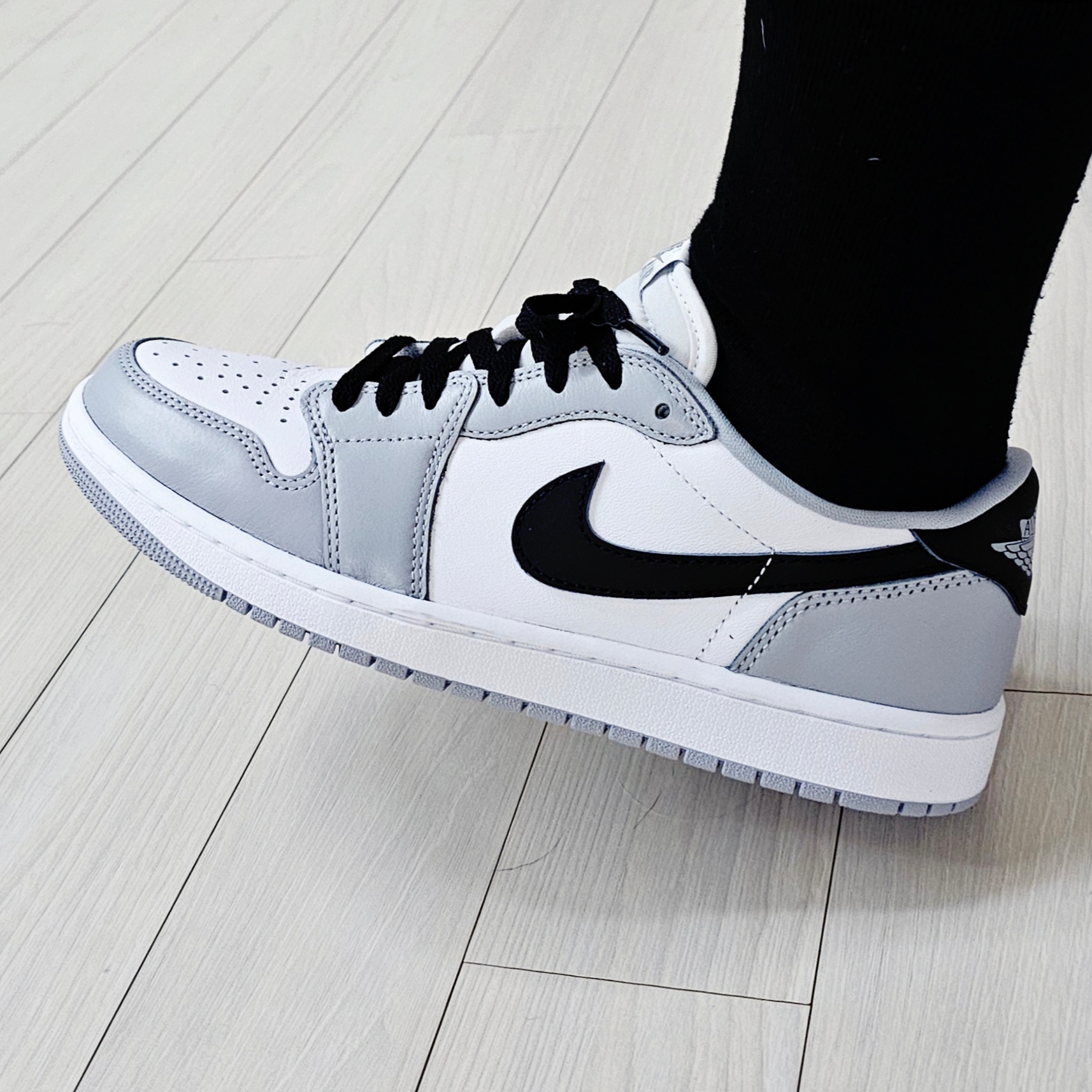 Jordan 1 Retro Low OG Wolf Grey and White 착용 스타일 - 2