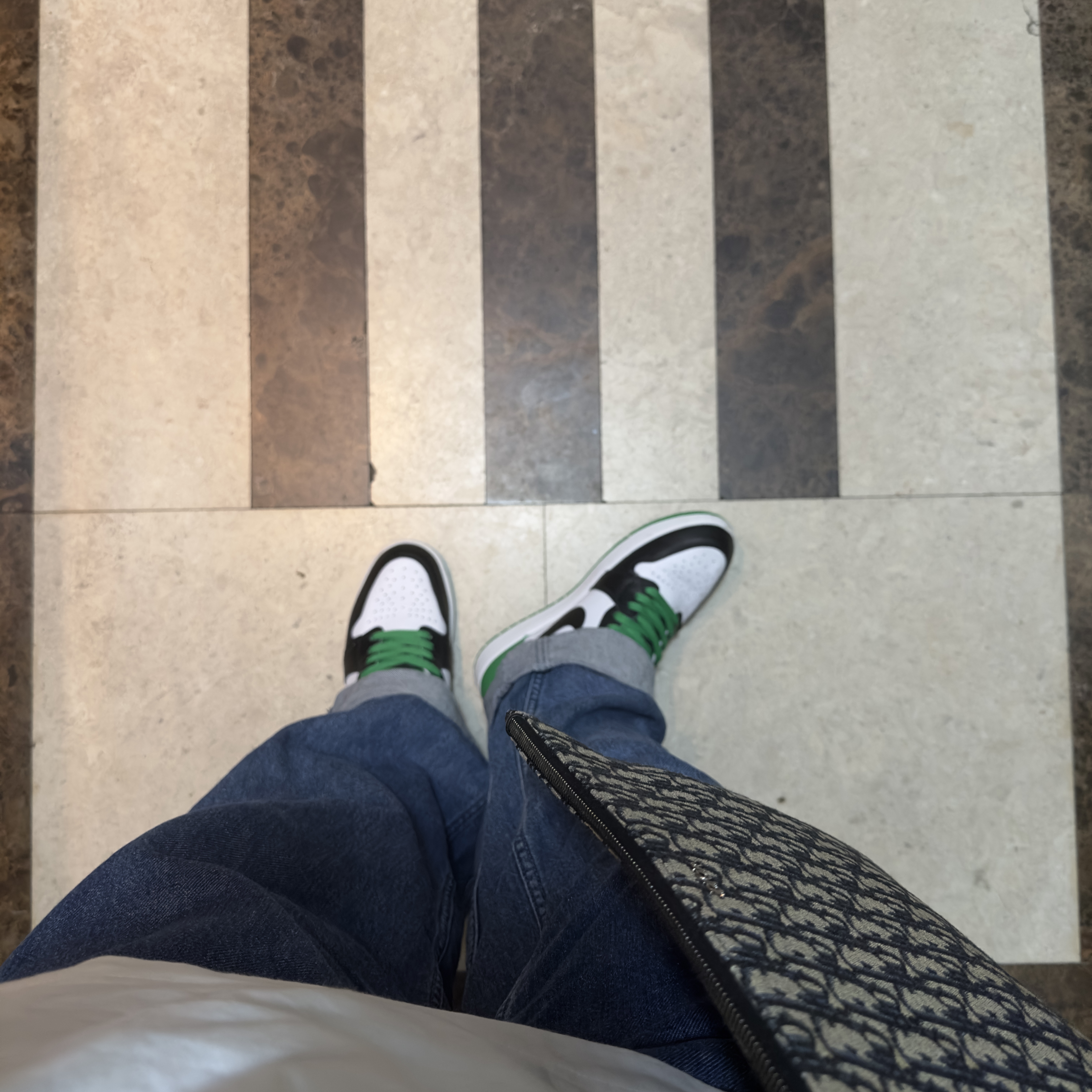 Jordan 1 Retro High OG Black and Lucky Green 착용 스타일