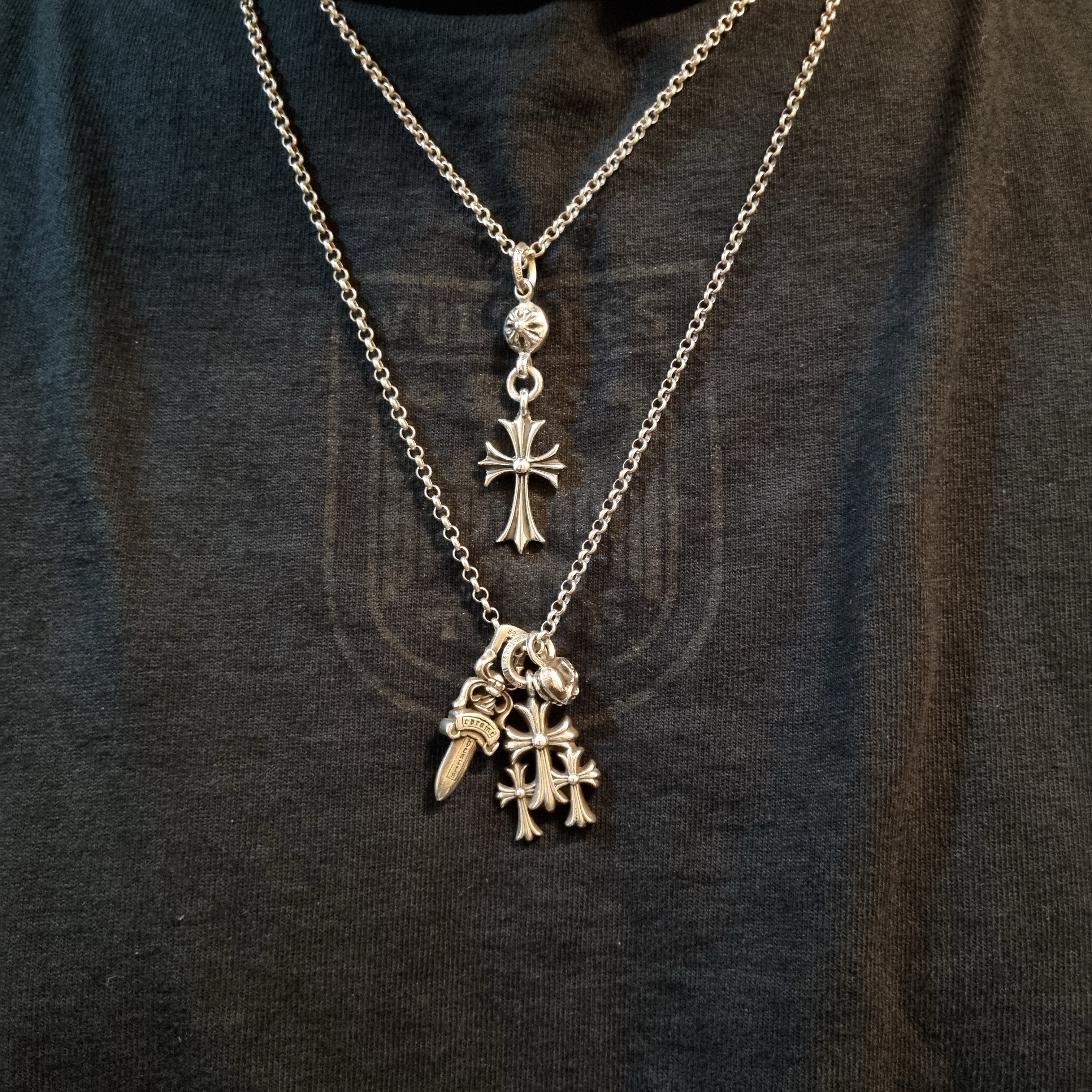 Hansroom Chrome Hearts One Ball Tiny Cross Charm, Yeezy Vultures Box T-Shirt Black 착용 스타일
