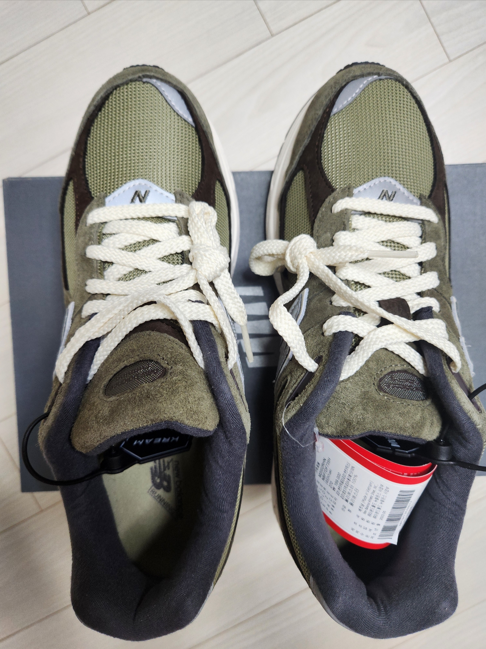 New Balance 2002R Special Vintage Khaki 착용 스타일