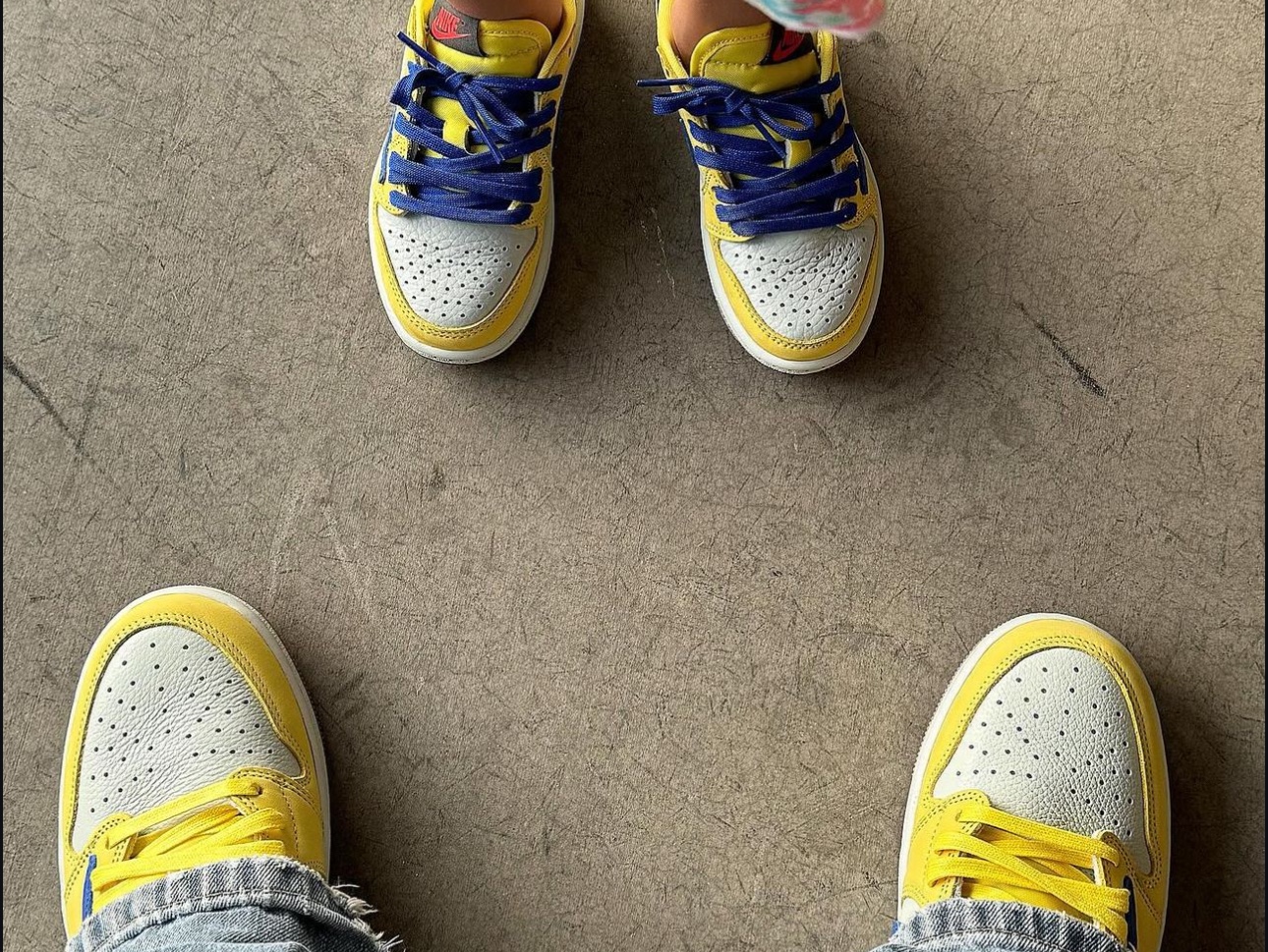 (W) Jordan 1 x Travis Scott Retro Low OG SP Canary 착용 스타일 - 1