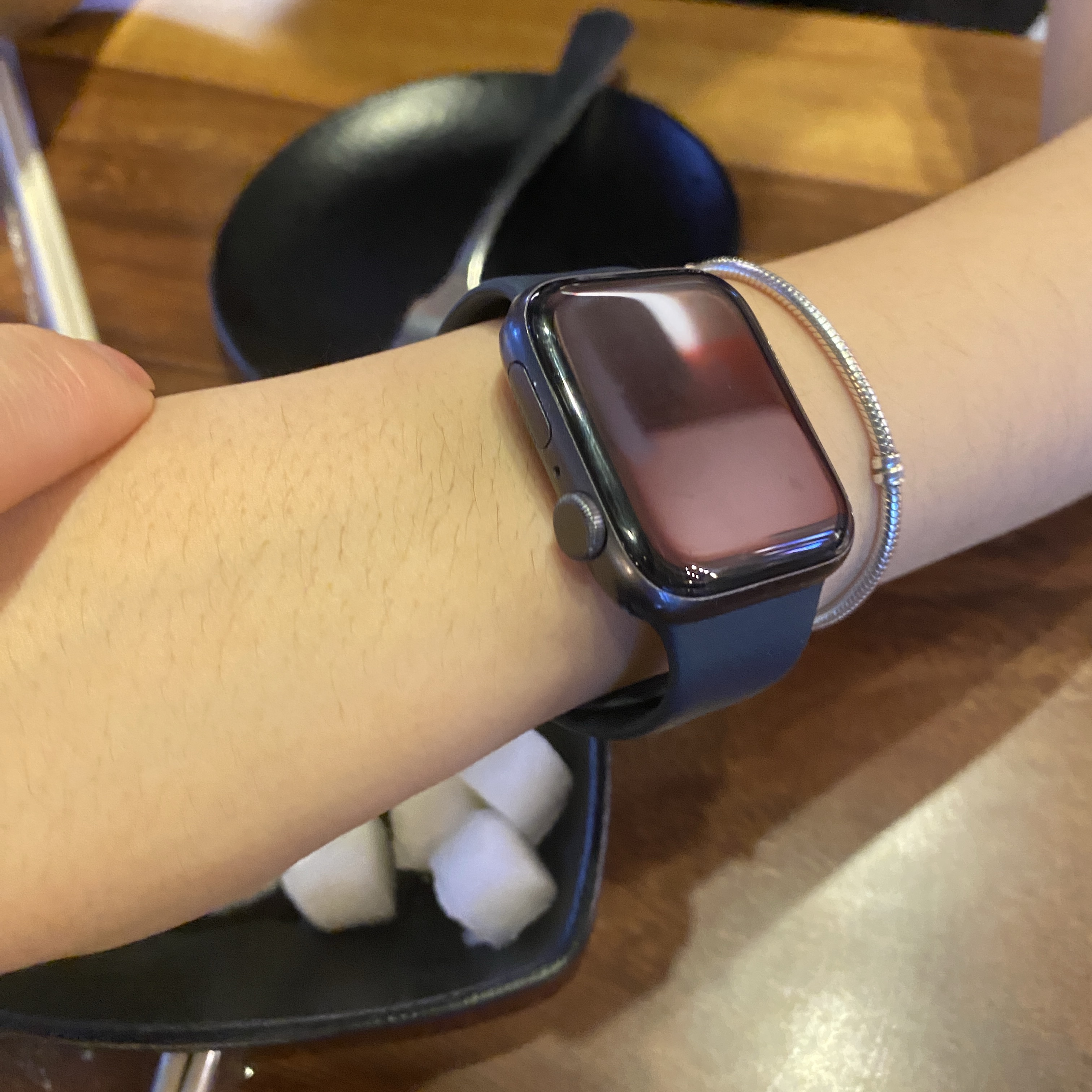 Apple Watch SE 2023 44mm GPS Midnight Aluminium Case with Sport Band M/L Midnight (Korean Ver.) 착용 스타일