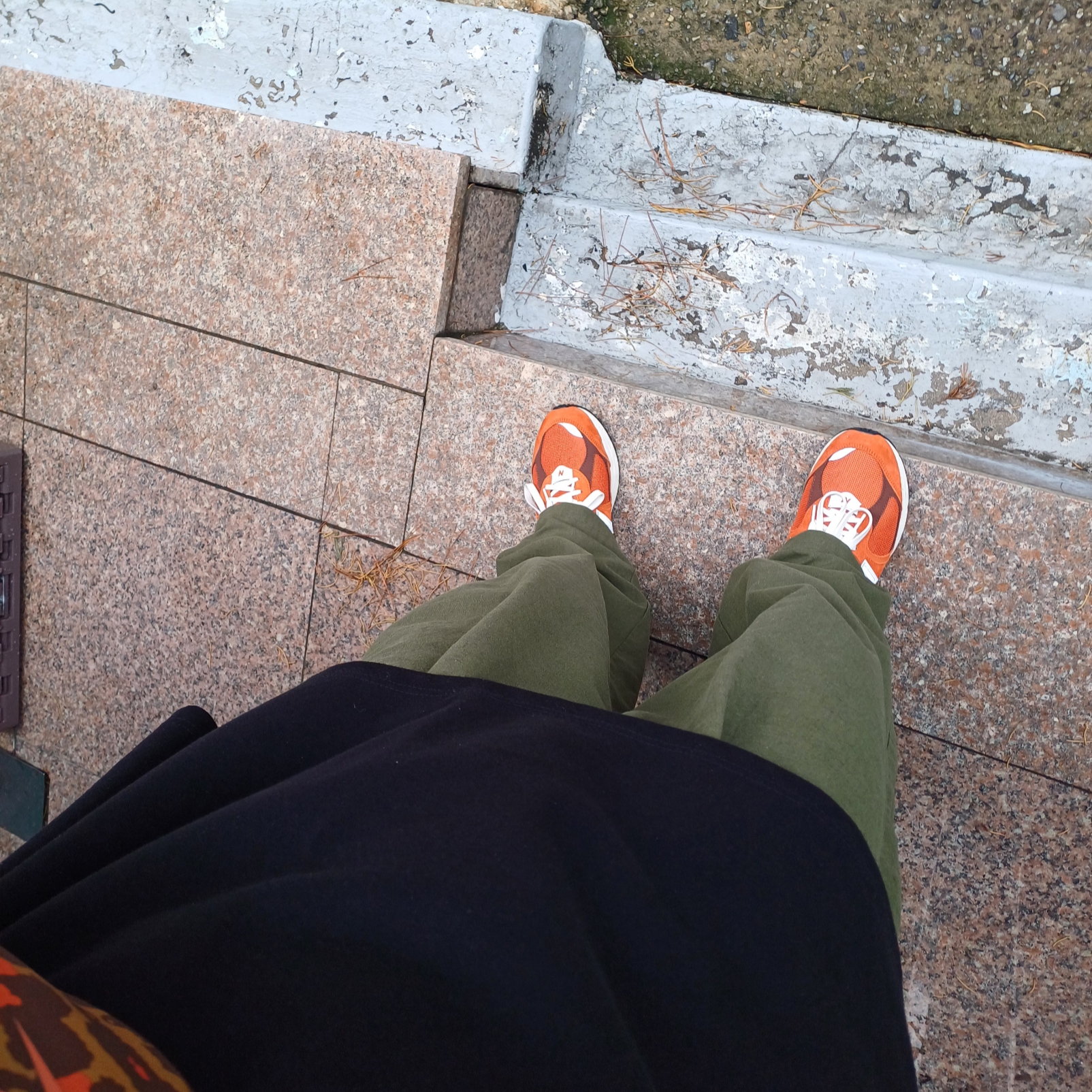 New Balance 2002R Rust Oxide 착용 스타일 - 2