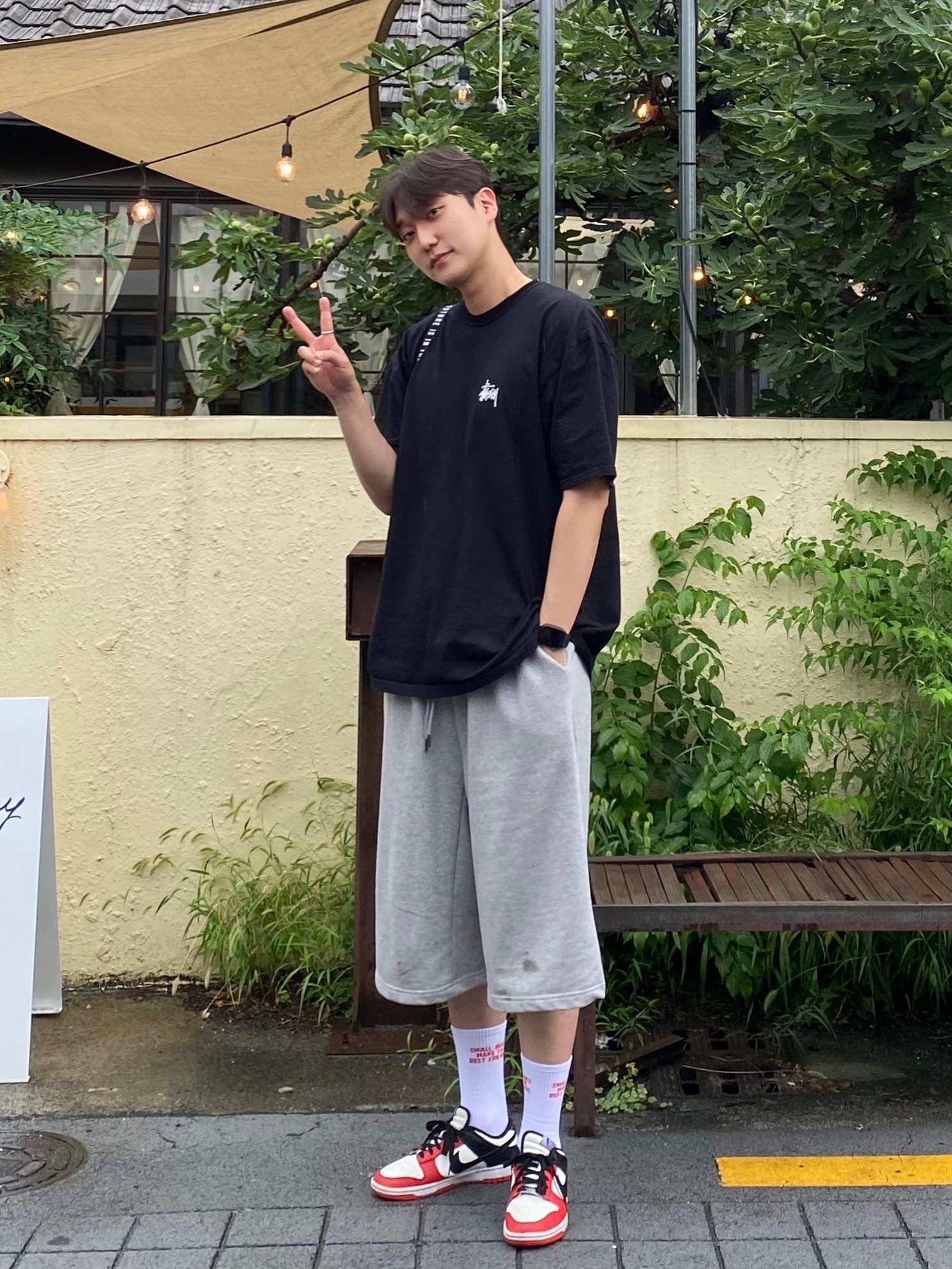 Stussy Melted T-Shirt Black, Nike x NBA Dunk Low Retro EMB Black and Chile Red 착용 스타일 - 1