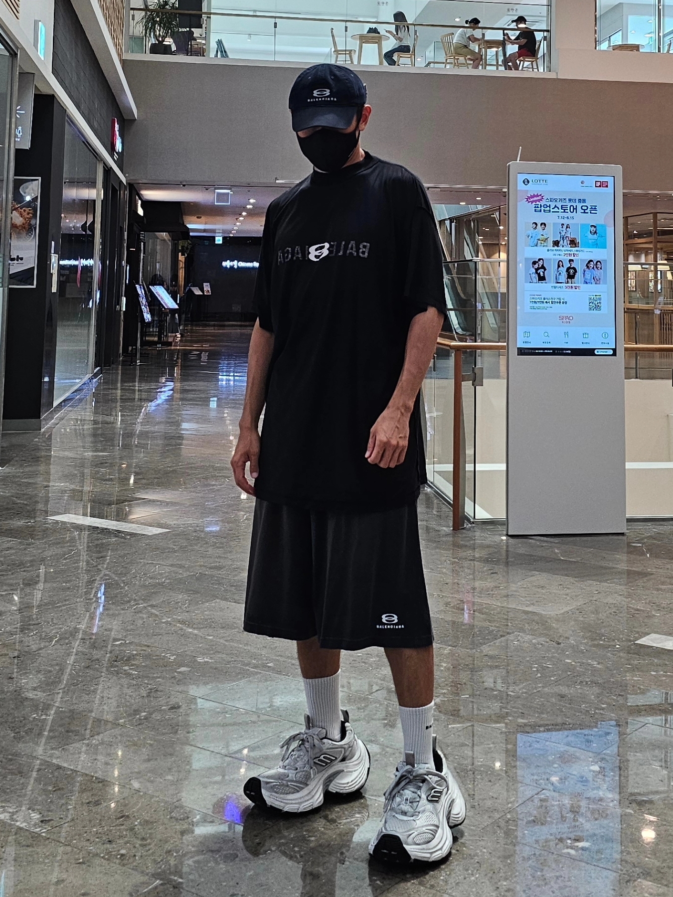Balenciaga Unity Sports Icon Track Shorts Black, Balenciaga Ai Logo Inside Out Oversized T-Shirt Faded Black 착용 스타일 - 1