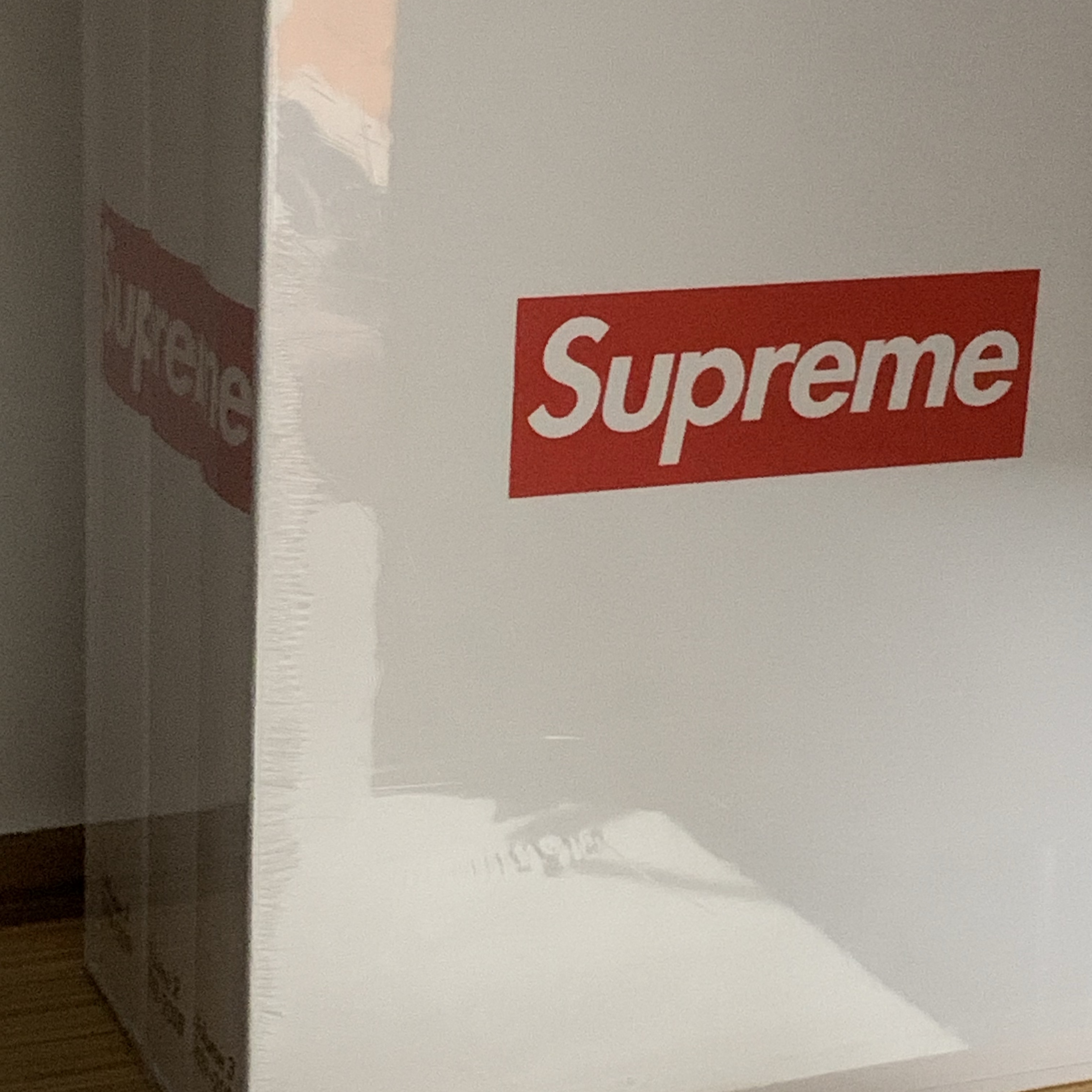 Supreme 30 Years: T-Shirts 1994-2024 Book White (Set of 3) - 24SS 착용 스타일