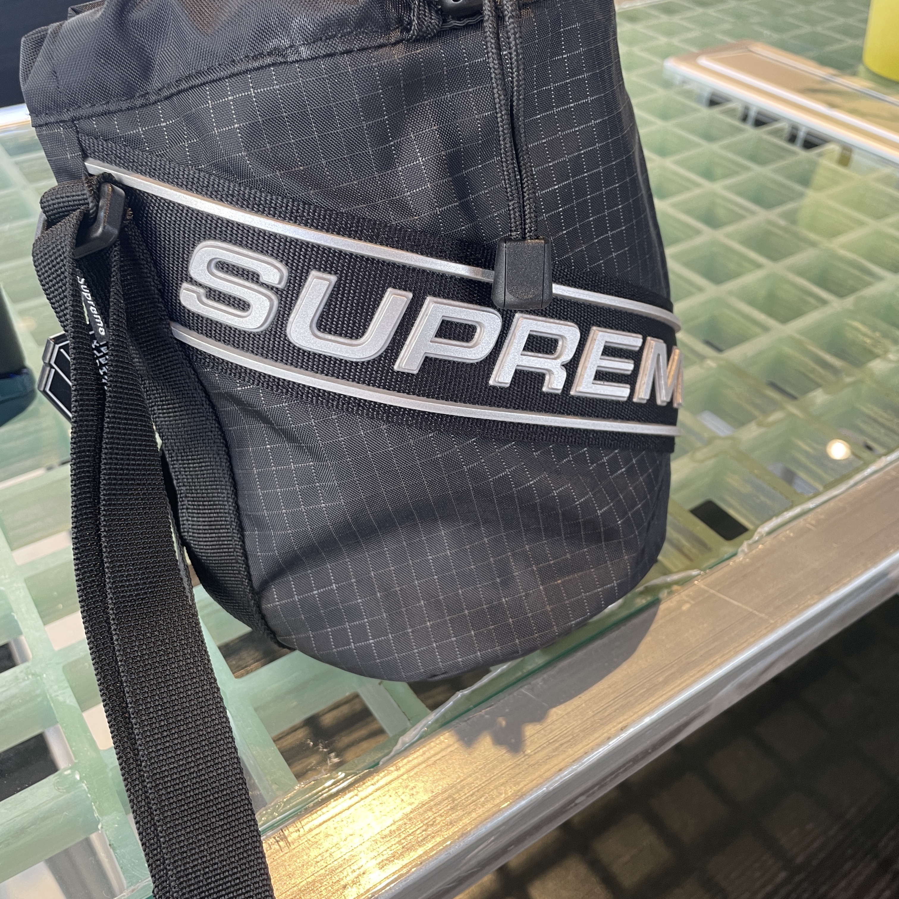 Supreme Small Cinch Pouch Black - 23FW 착용 스타일