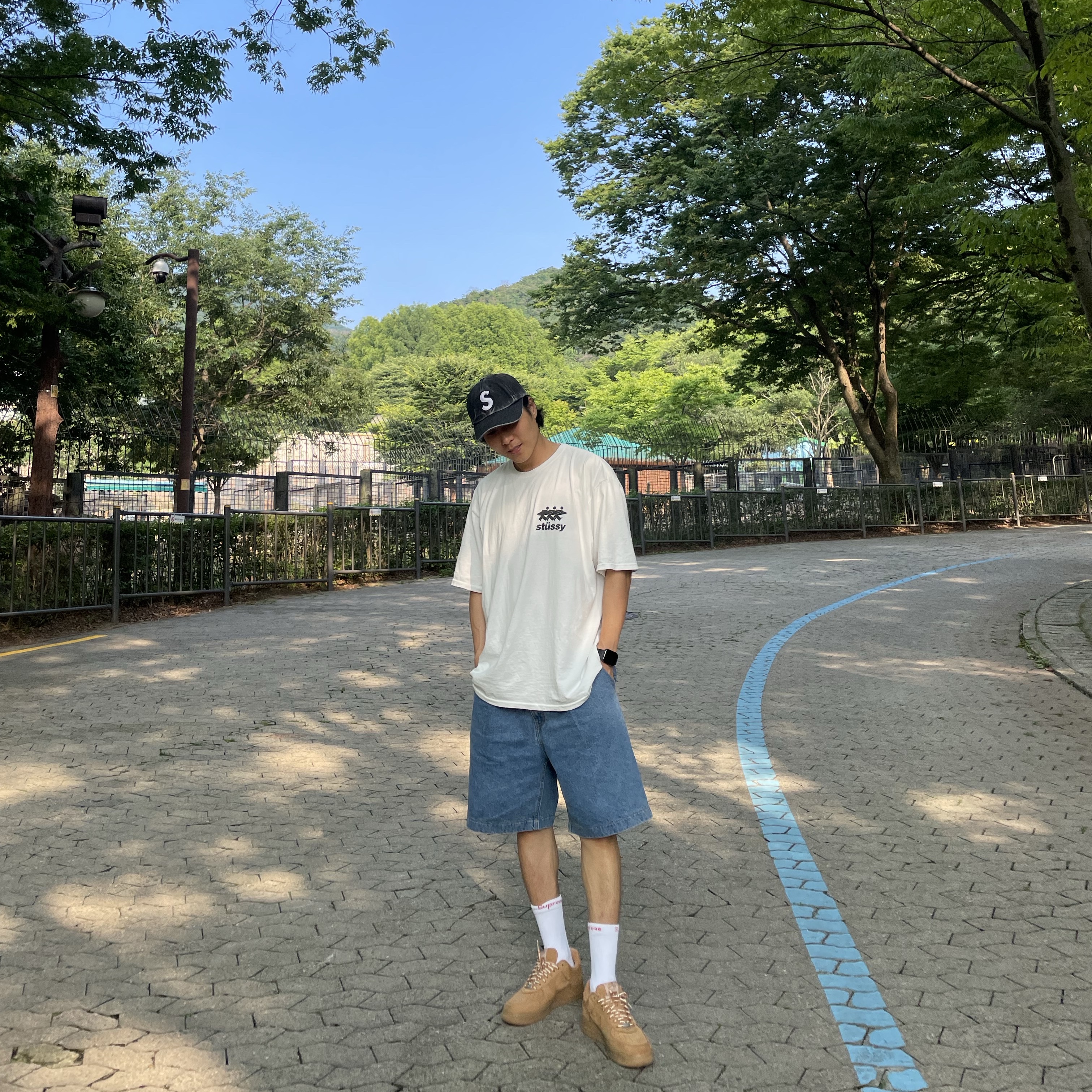Stussy Surfwalk Pigment Dyed T-Shirt Natural, Supreme Pigment Canvas S Logo 6-Panel Black - 23SS 착용 스타일 - 3