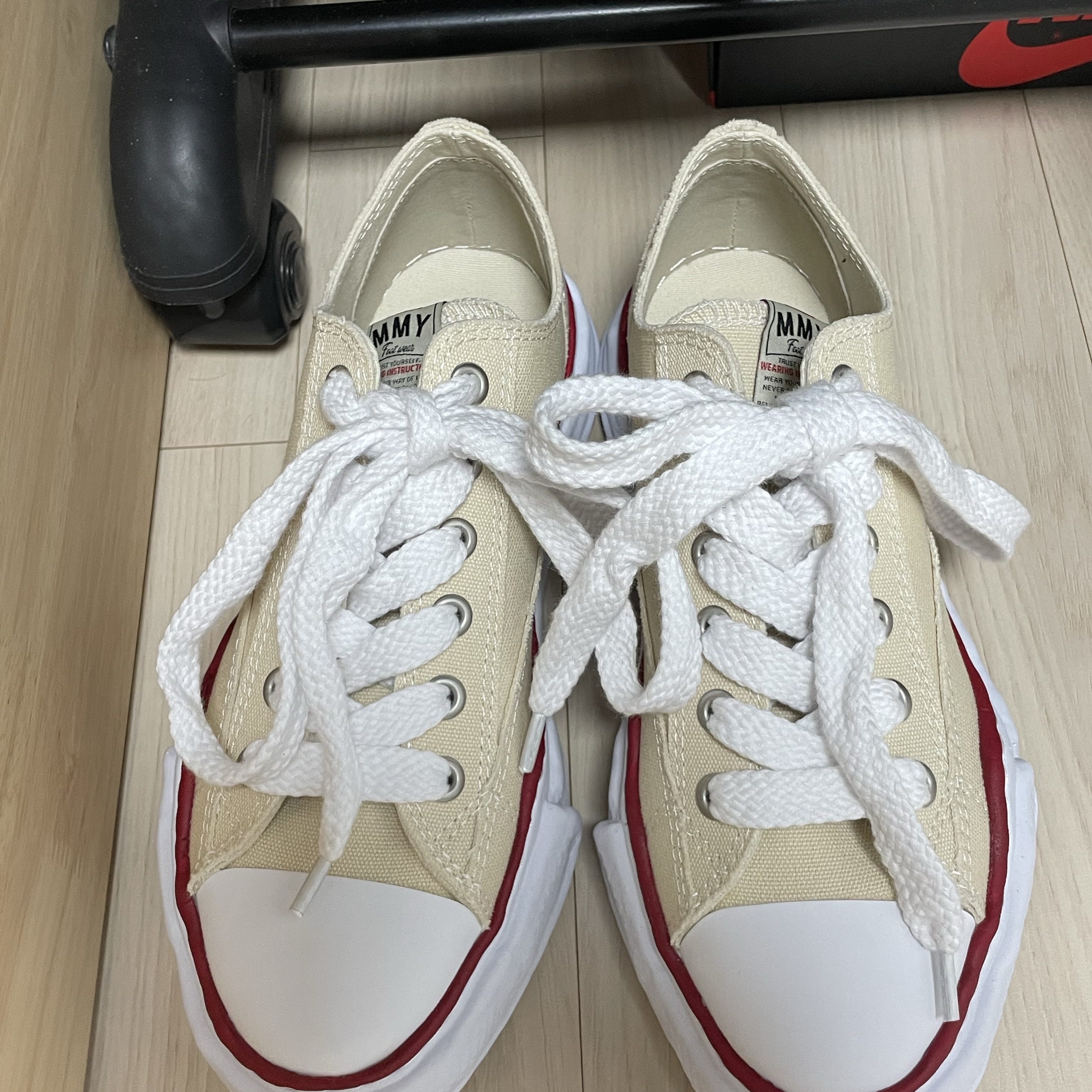Maison Mihara Yasuhiro Peterson OG Sole Canvas Low-top Sneakers Natural 착용 스타일 - 1