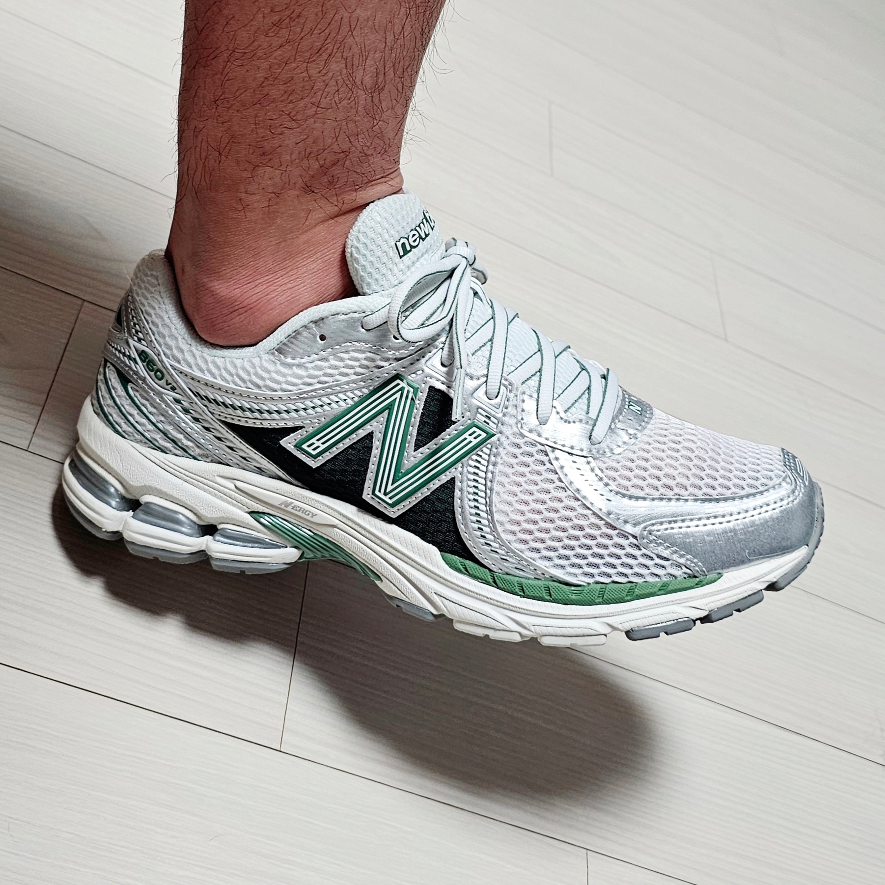 New Balance 860v2 Mallard Green Silver 착용 스타일