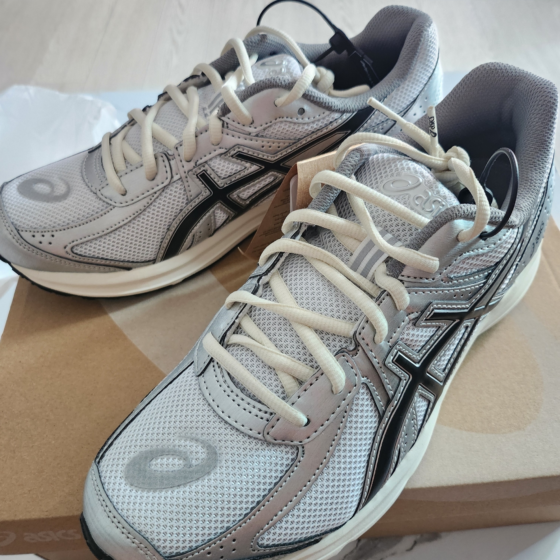 Asics Jog 100 S White Black - 2E Wide 착용 스타일
