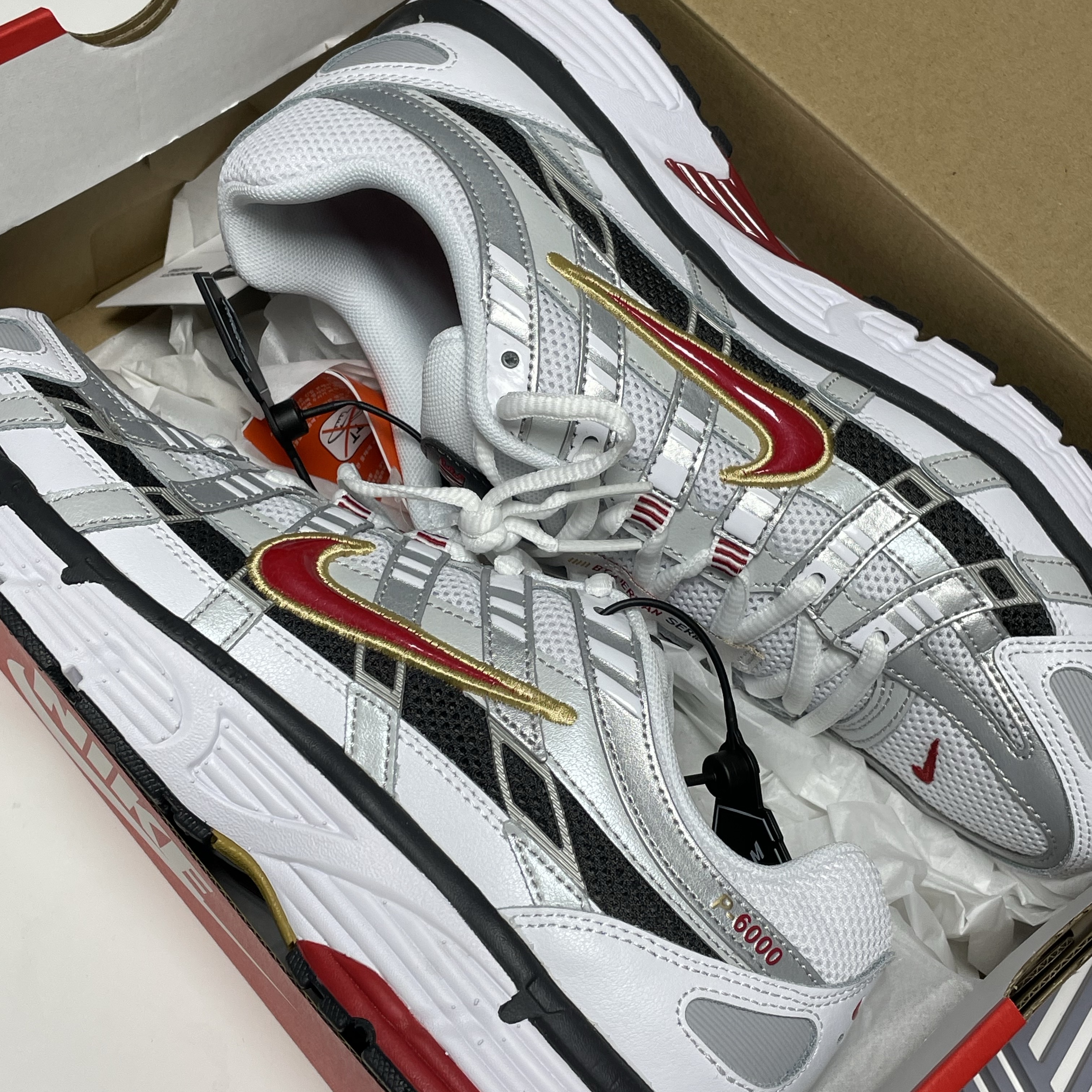 Nike P-6000 White Varsity Red 착용 스타일