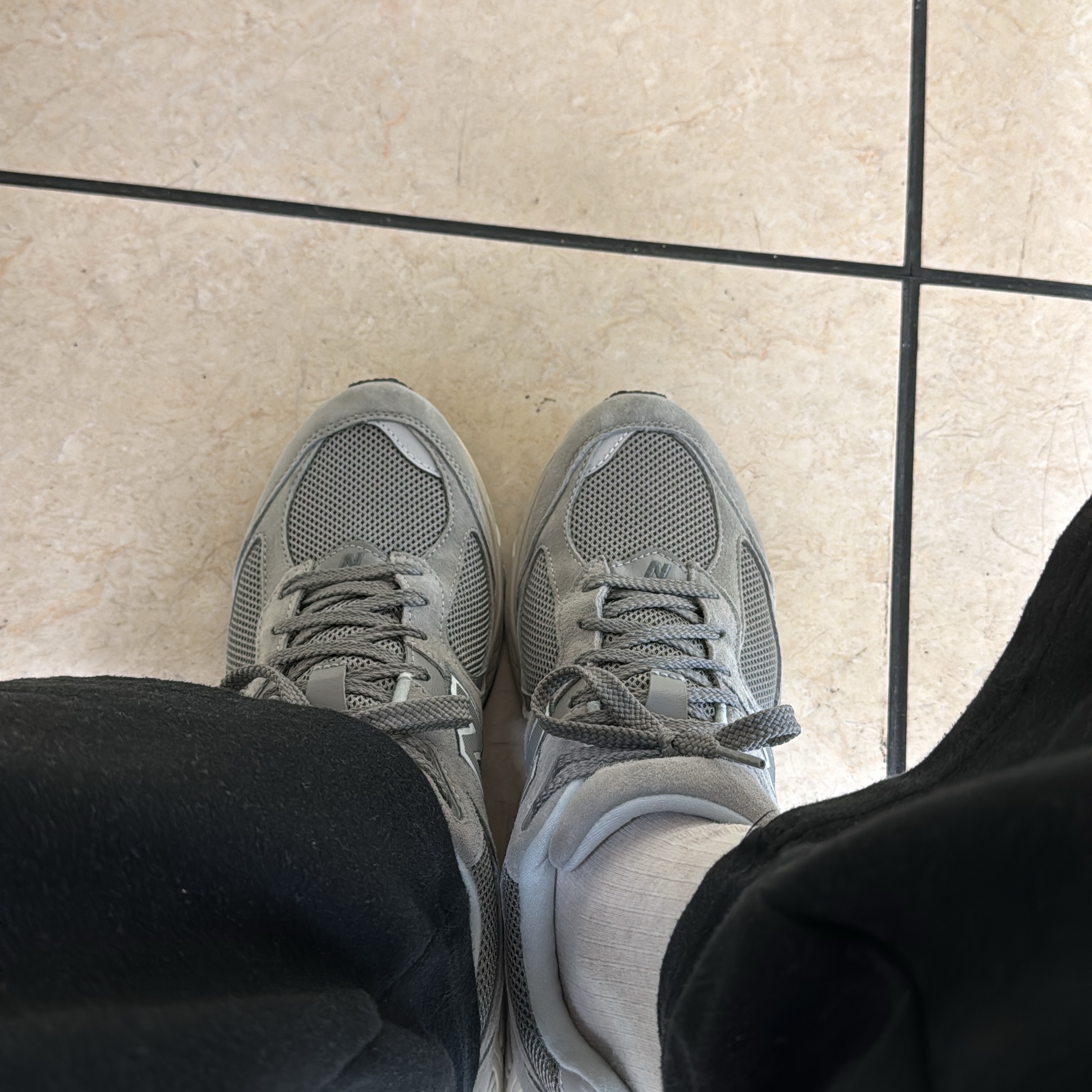 New Balance 2002R Grey 착용 스타일