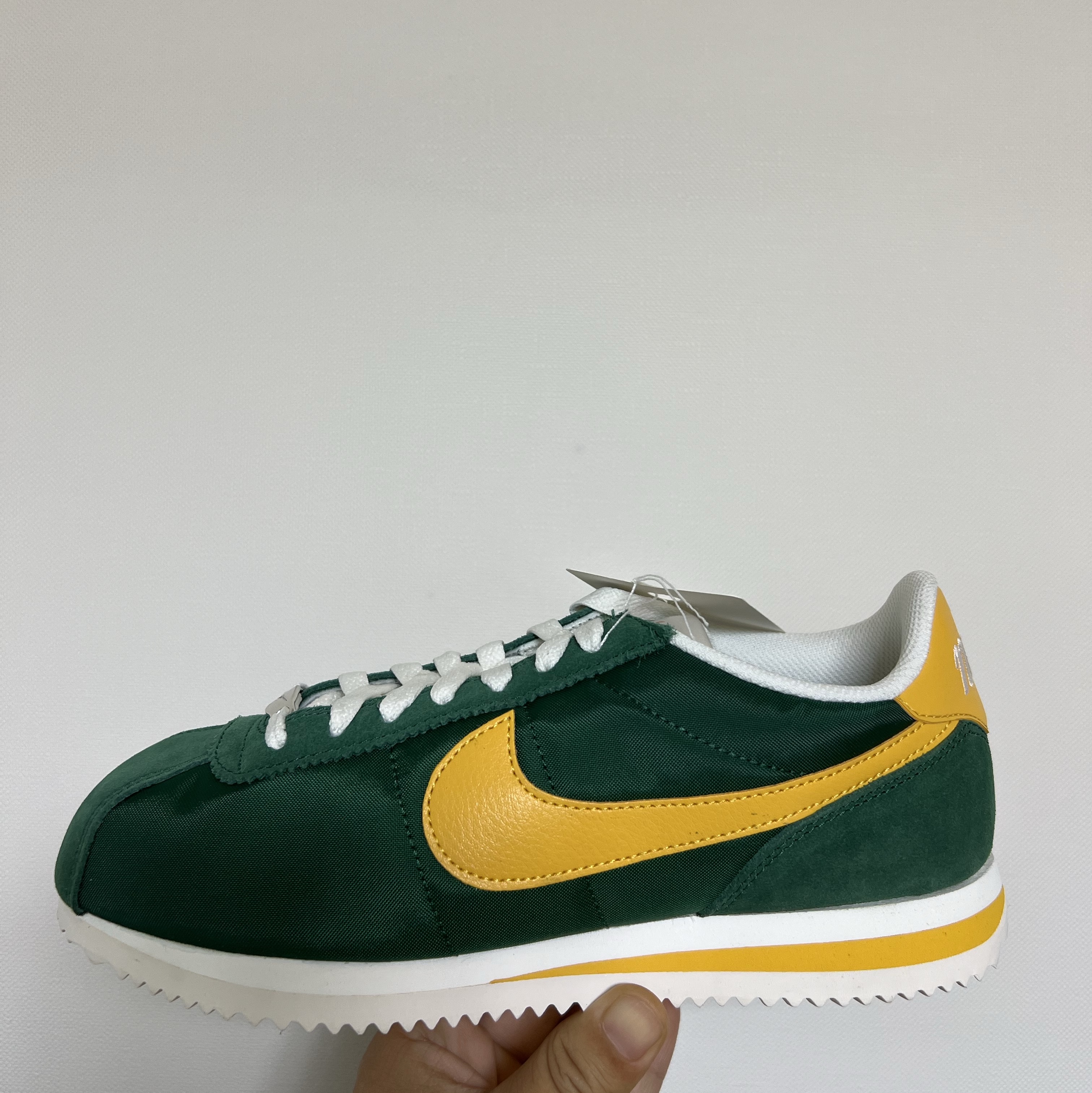 Nike Cortez Textile Gorge Green and Yellow Ochre 착용 스타일 - 1
