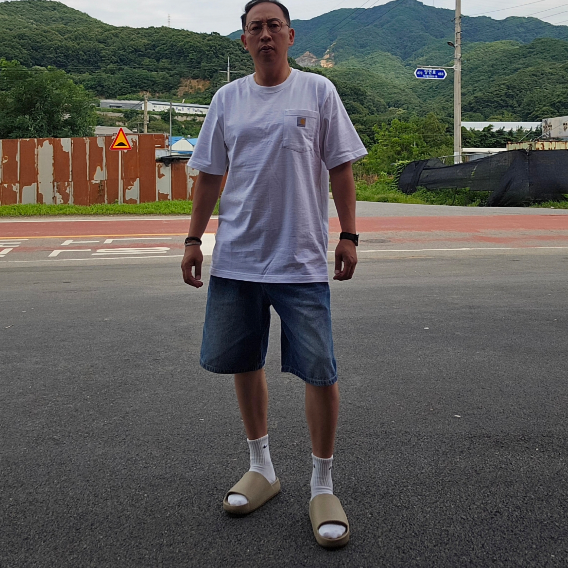 Carhartt Loose Fit Heavyweight Regular Short Sleeve Pocket T-Shirt White, Nike Calm Slide Sesame 착용 스타일