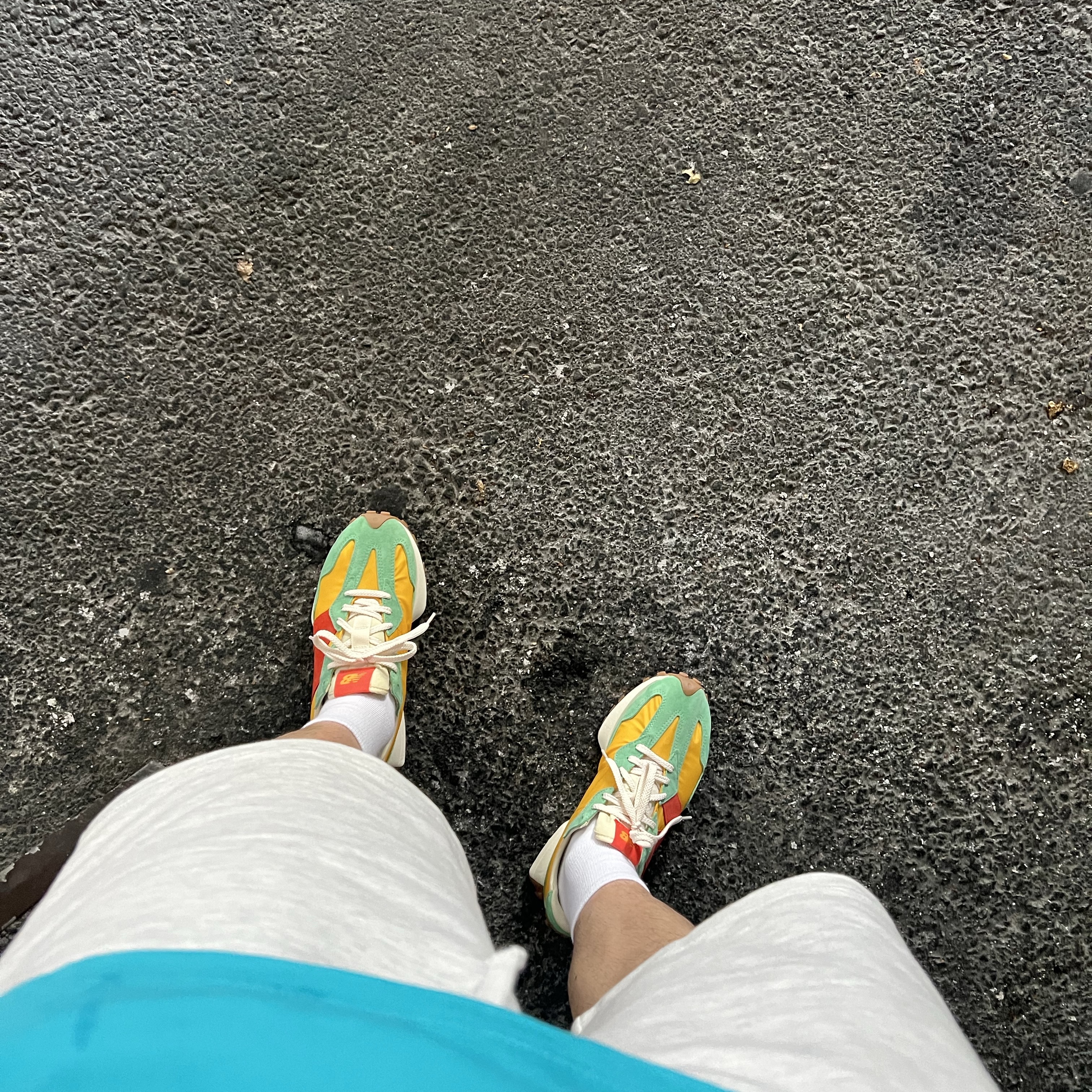 New Balance x Size? 327 Yellow Green Orange 착용 스타일 - 3