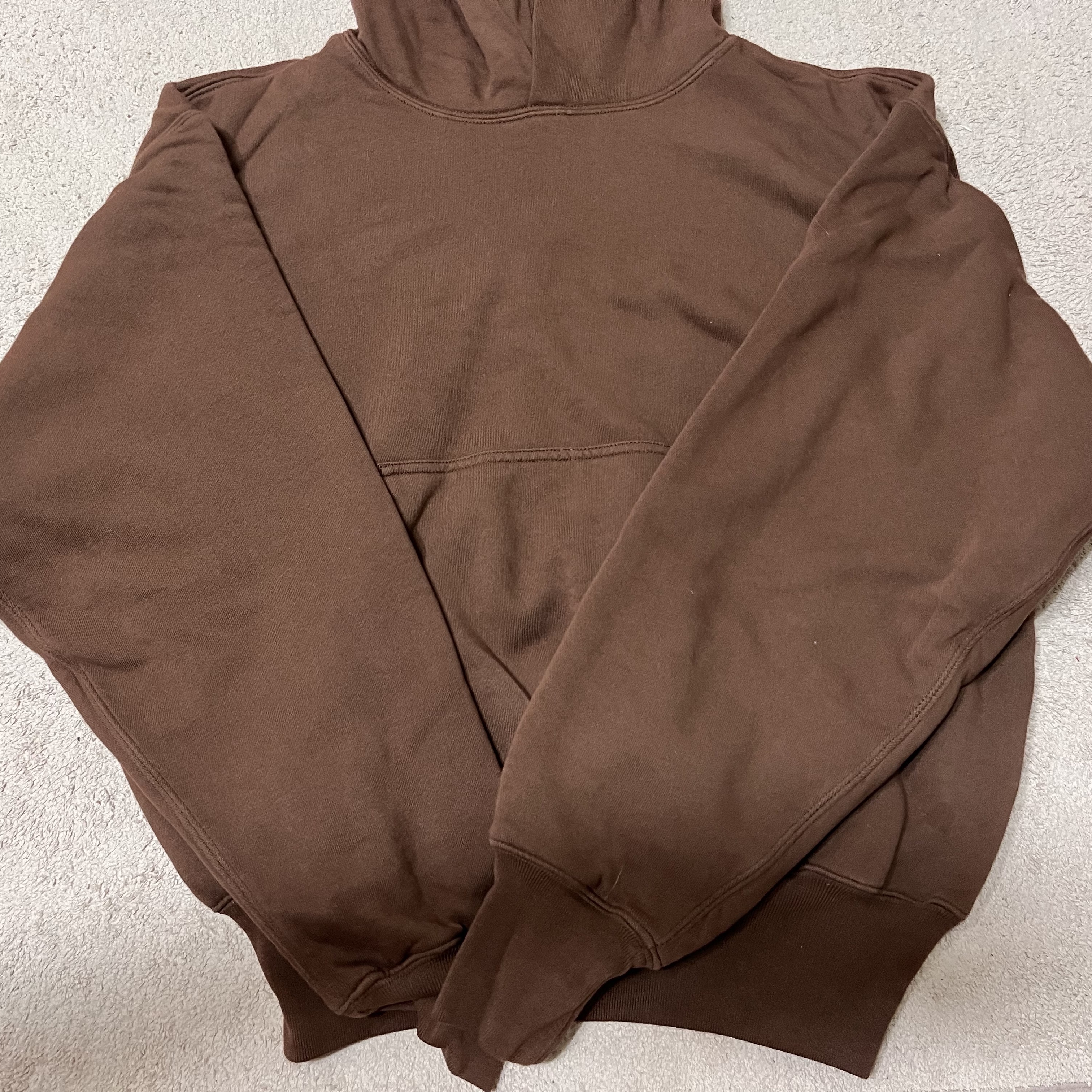 Yeezy Gap Hoodie Brown 착용 스타일 - 2