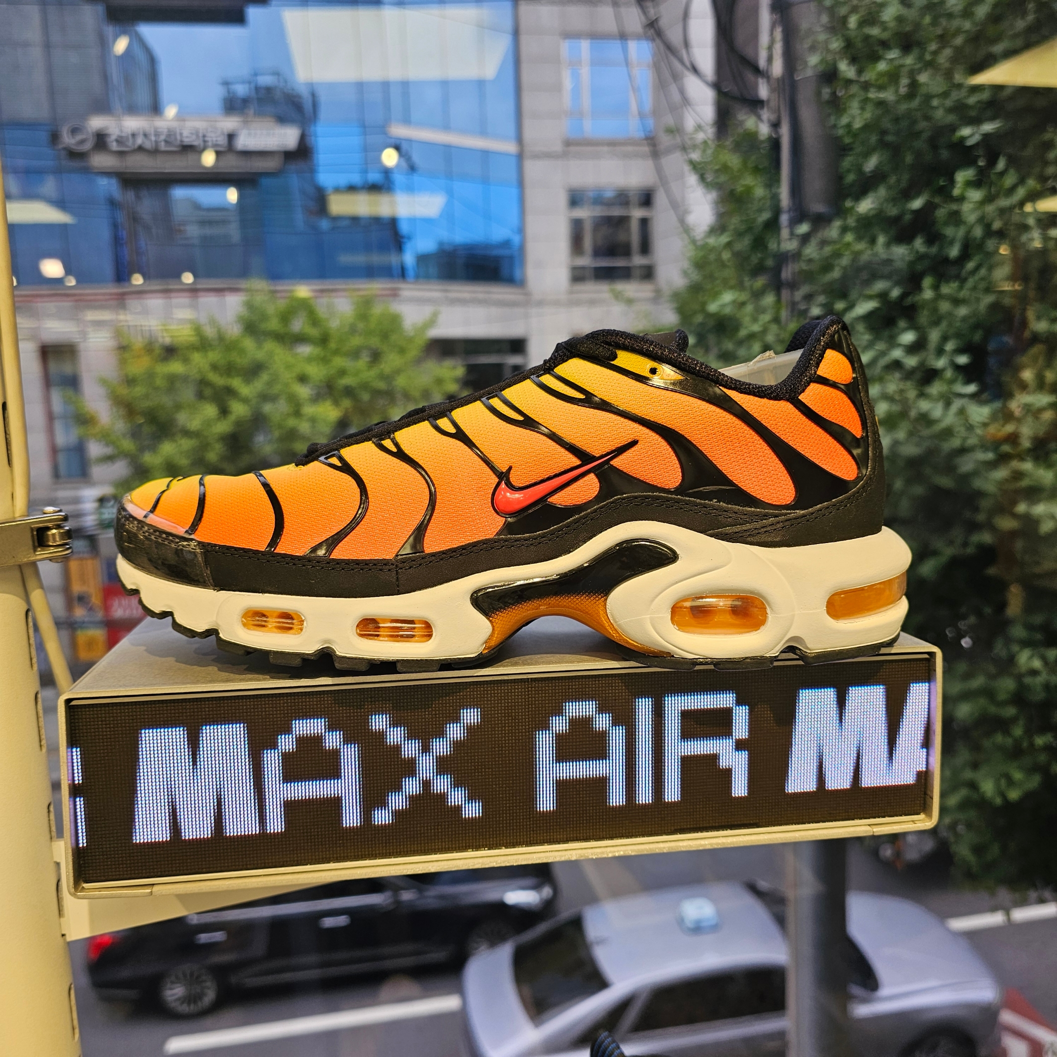 Nike Air Max Plus OG Pimento 2018, Nike Air Max Plus Bright Ceramic and Tour Yellow 착용 스타일 - 1