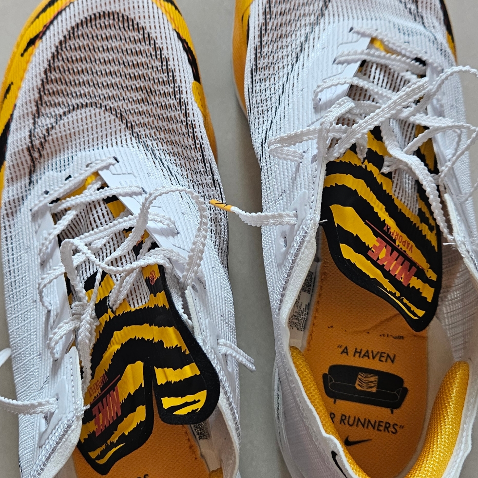 Nike ZoomX Vaporfly Next% 2 BRS White University Gold 착용 스타일 - 1