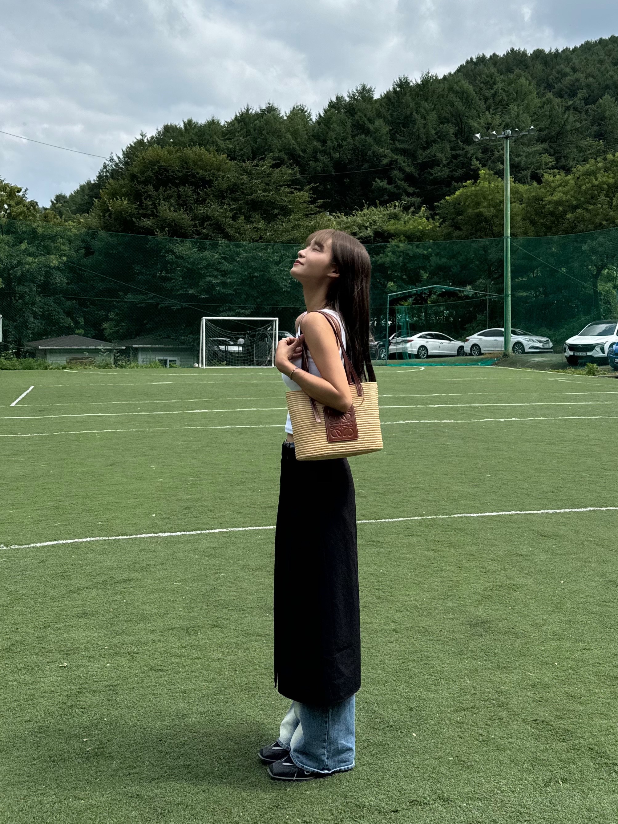 Loewe Small Square Basket Bag in Raffia and Calfskin Natural Pecan, Nike x Martine Rose Shox MR4 Black 착용 스타일 - 1