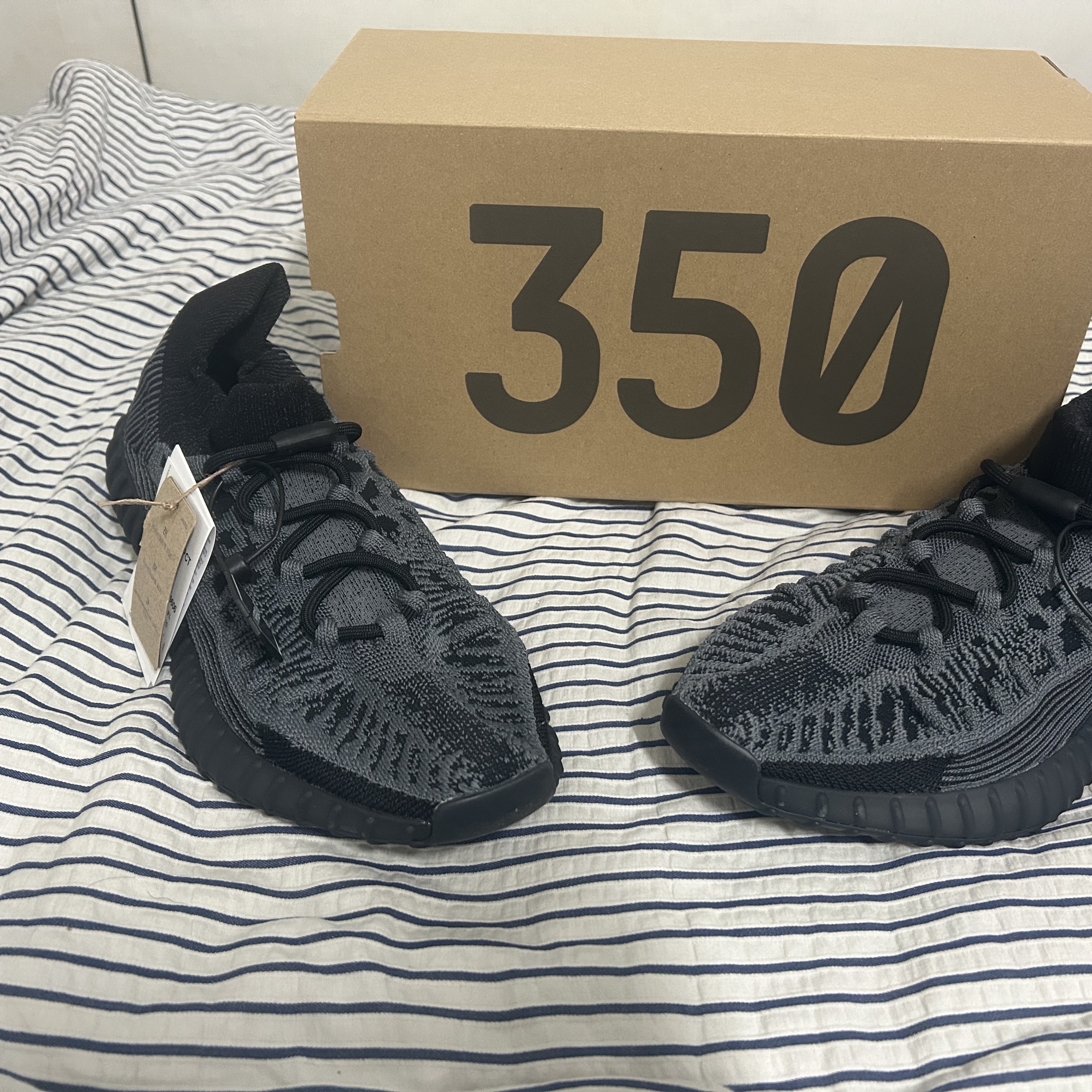 Supreme Woven Shoulder Bag Red - 23SS, Adidas Yeezy Boost 350 V2 Onyx 착용 스타일 - 2