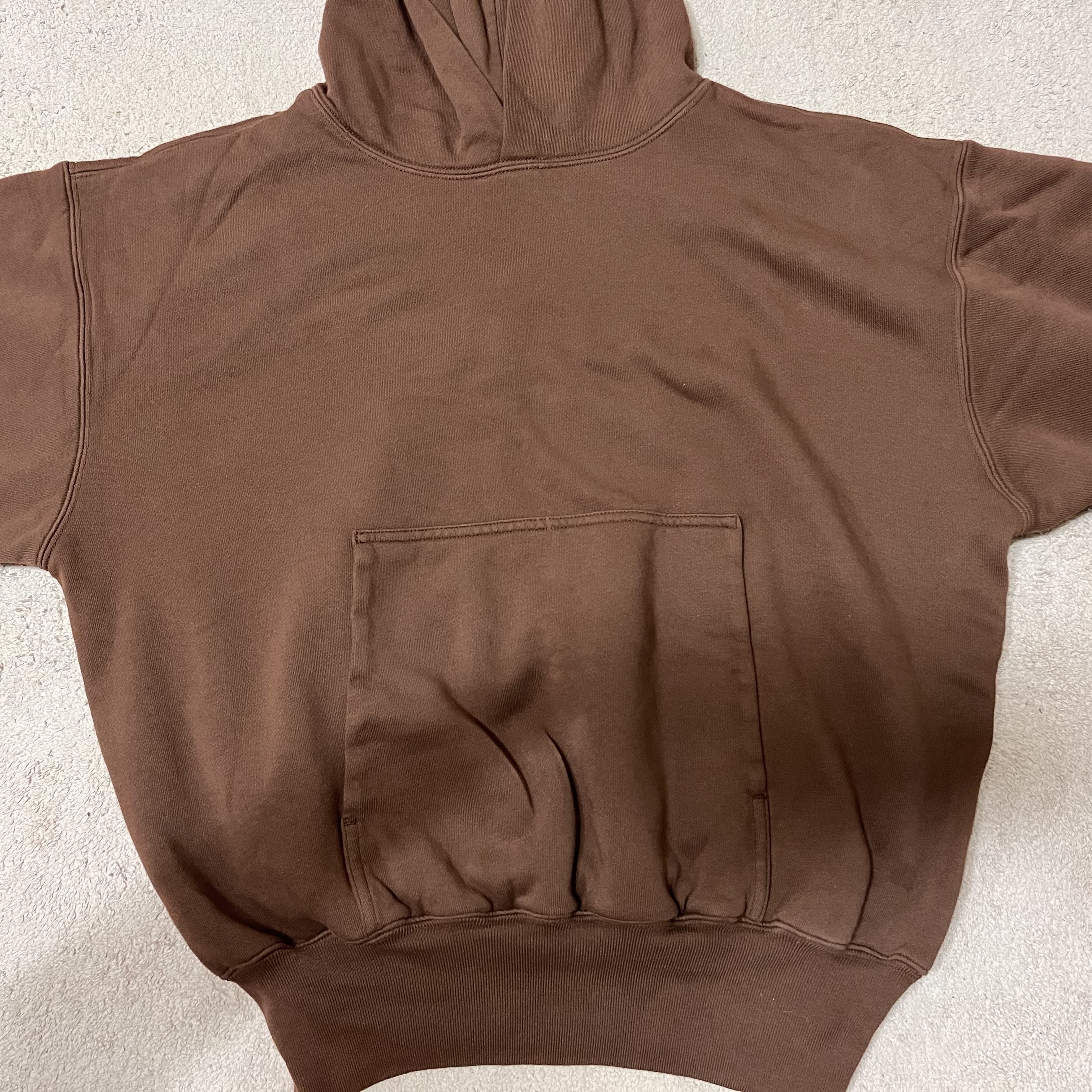 Yeezy Gap Hoodie Brown 착용 스타일 - 1