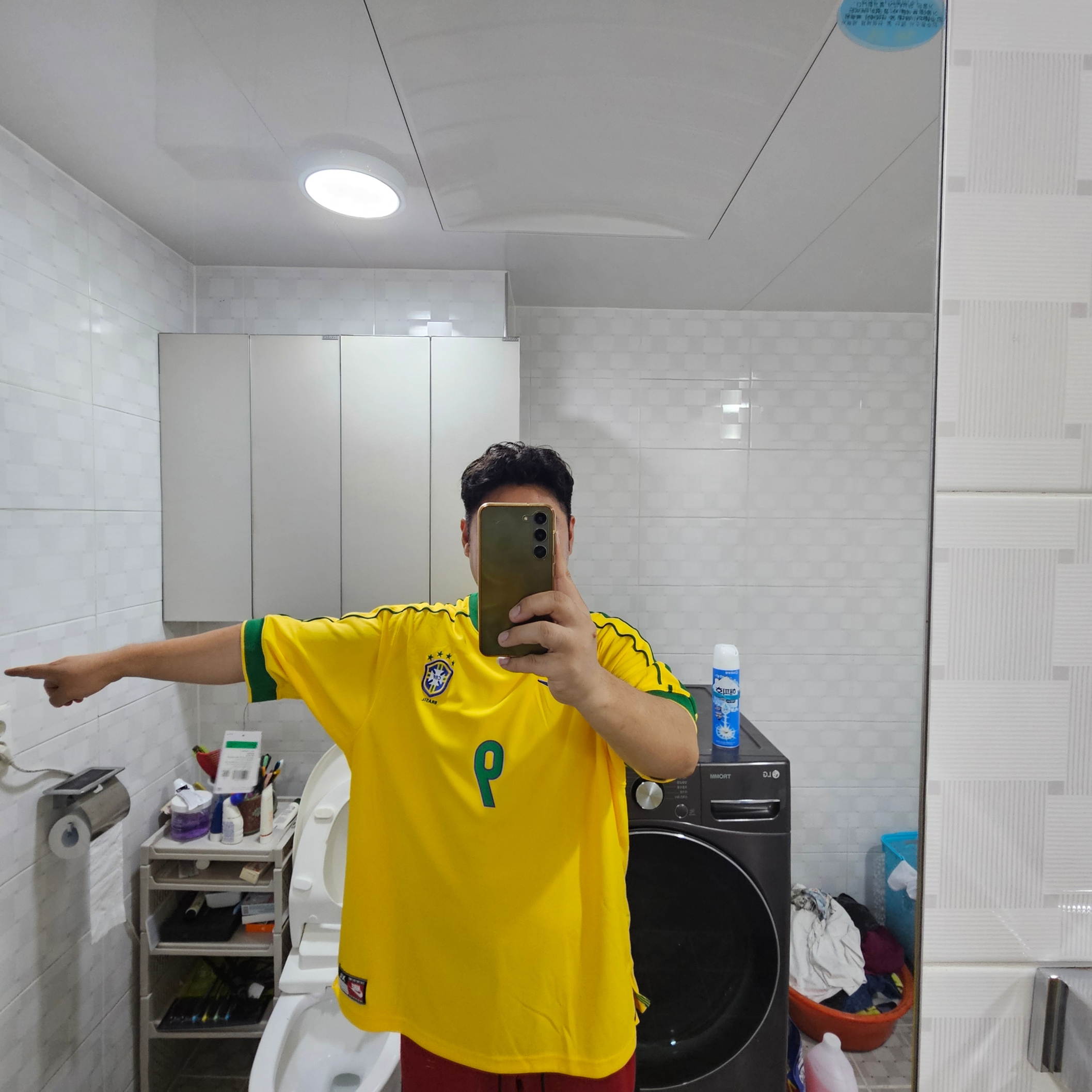 Nike Brazil 1998 Reissue Soccer Replica Jersey Varsity Maize Ronaldo (Marking Ver.) 착용 스타일 - 2