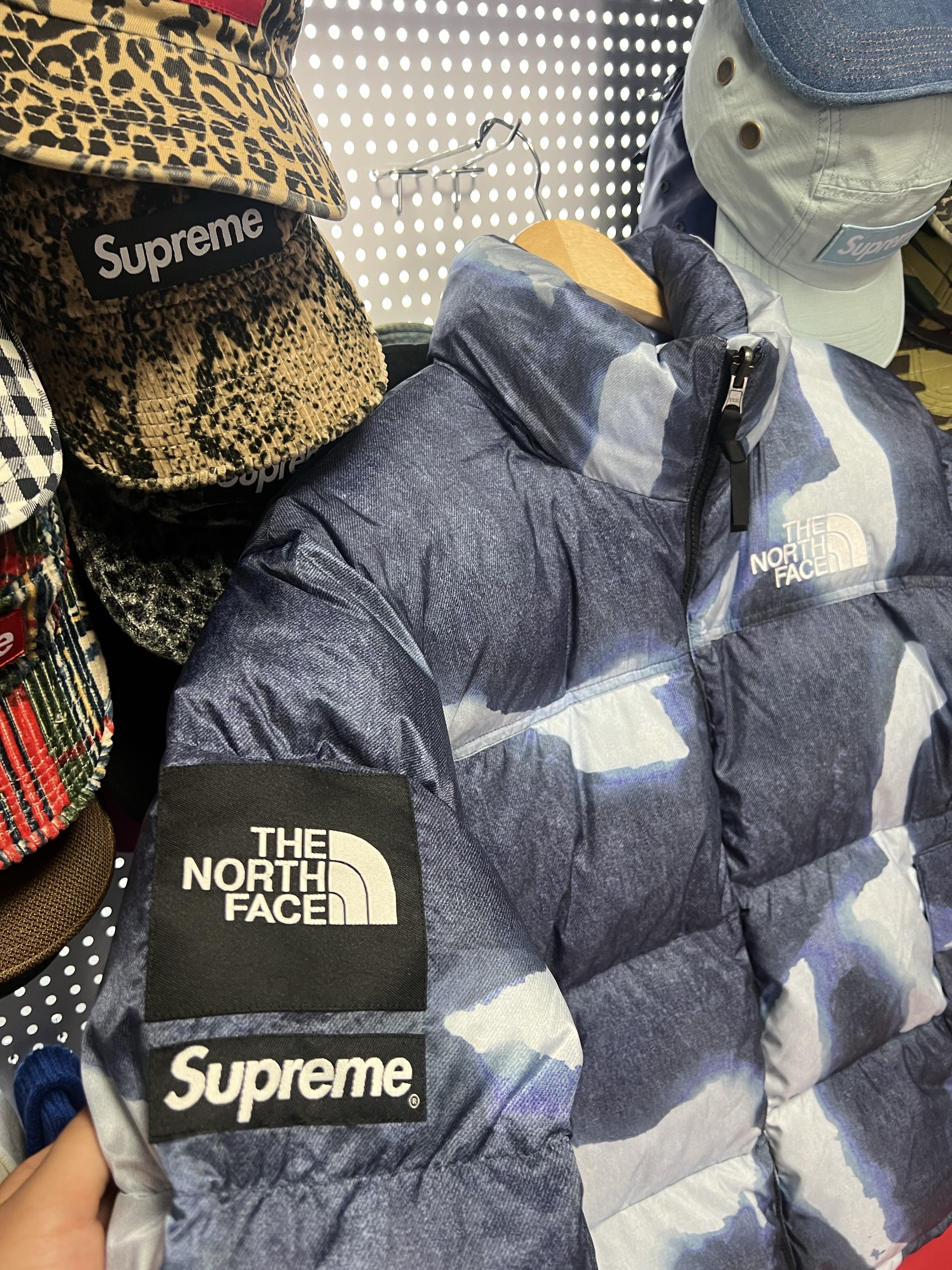 Supreme x The North Face Bleached Denim Print Nuptse Jacket Indigo - 21FW 착용 스타일 - 2