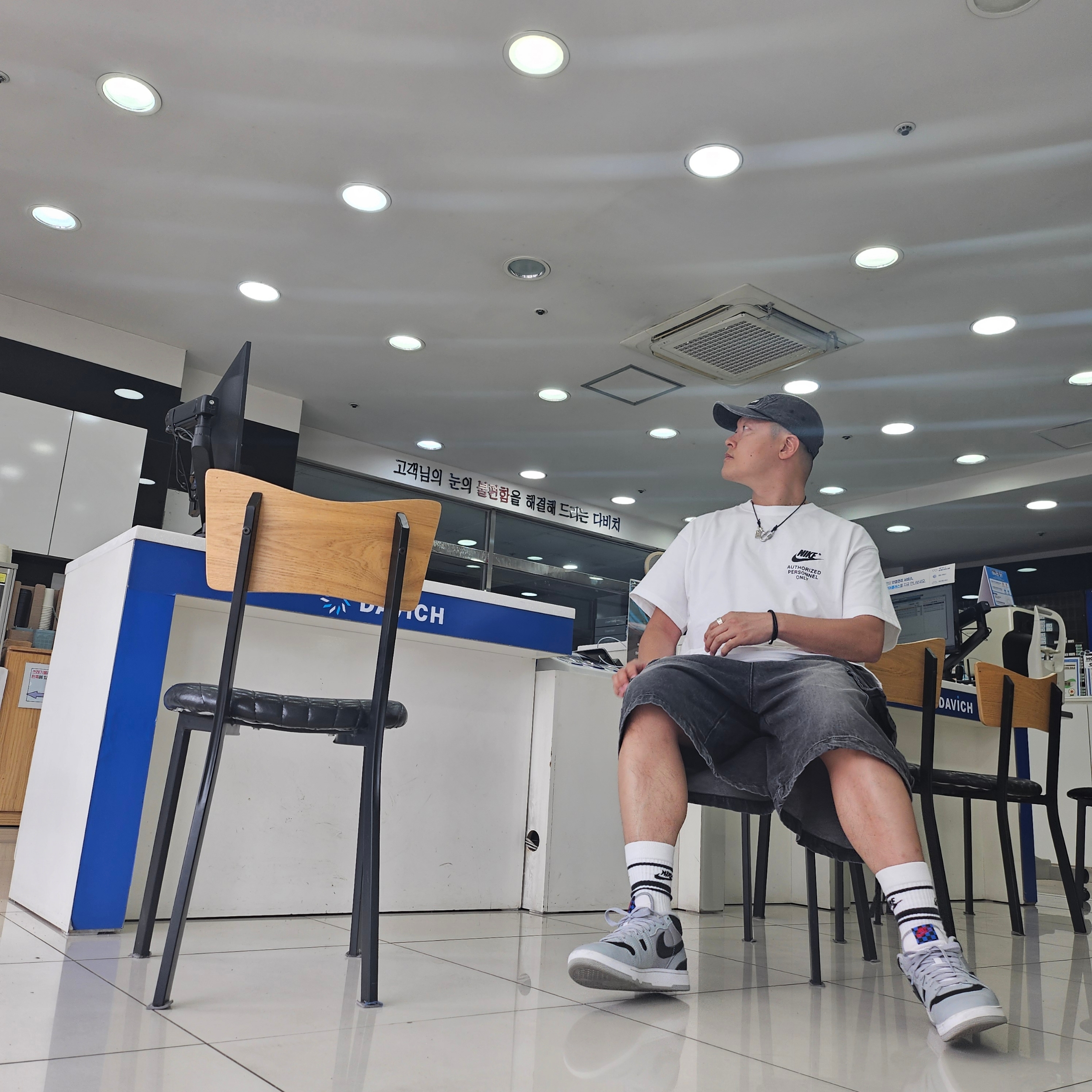 Nike NSW Authorized Personnel T-Shirt White - Asia, Supreme Denim Camp Cap Washed Black - 22FW 착용 스타일 - 3