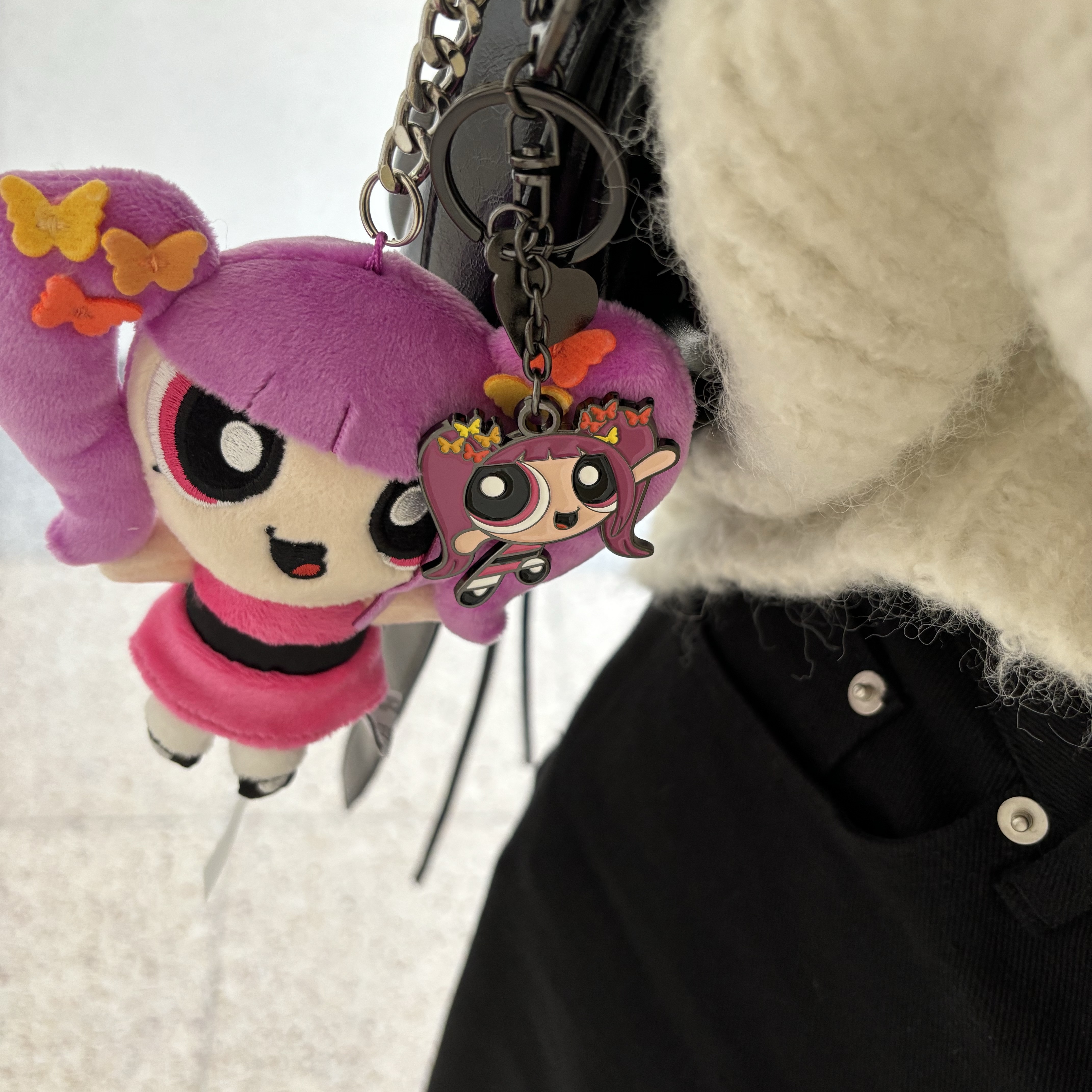 Newjeans x The Powerpuff Girls Bag Charm Hanni, Matin Kim Half Shirring Ribbon Round Bag Black 착용 스타일 - 2