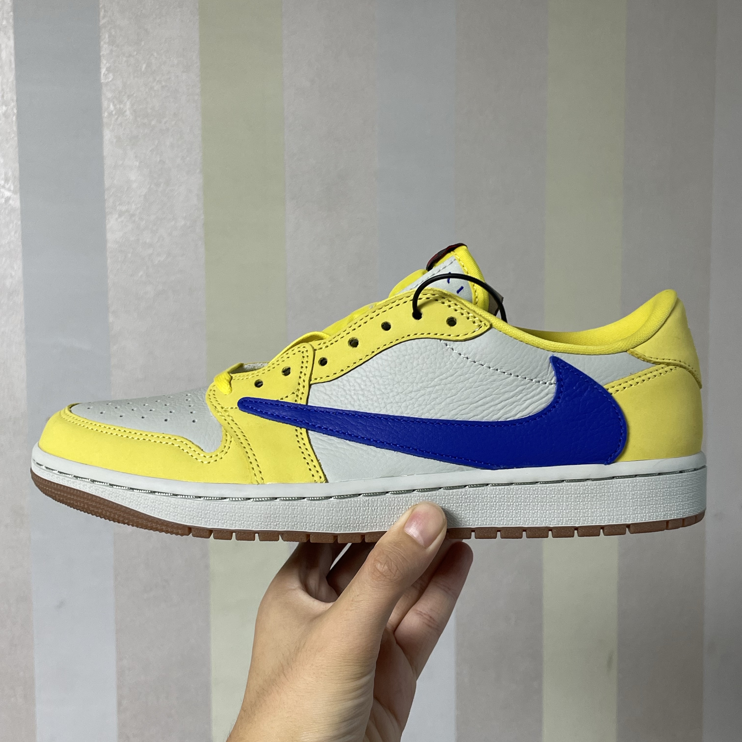 (W) Jordan 1 x Travis Scott Retro Low OG SP Canary 착용 스타일 - 2