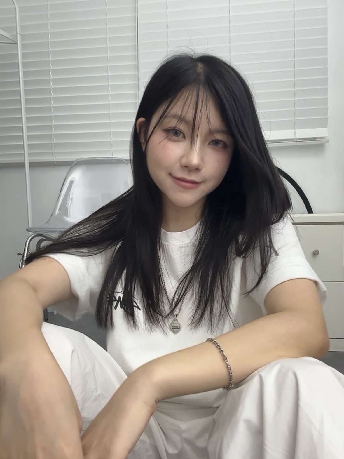Stussy Fuzzy Dice T-Shirt White, Supreme x Tiffany & Co. Return to Tiffany Heart Tag Pendant - 21FW 착용 스타일 - 3