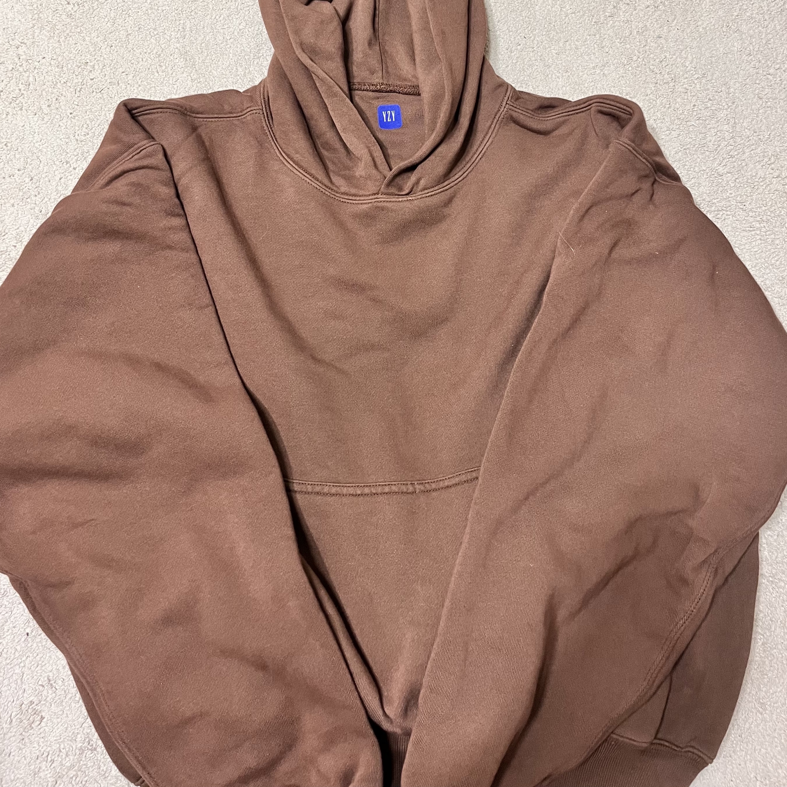 Yeezy Gap Hoodie Brown 착용 스타일 - 3