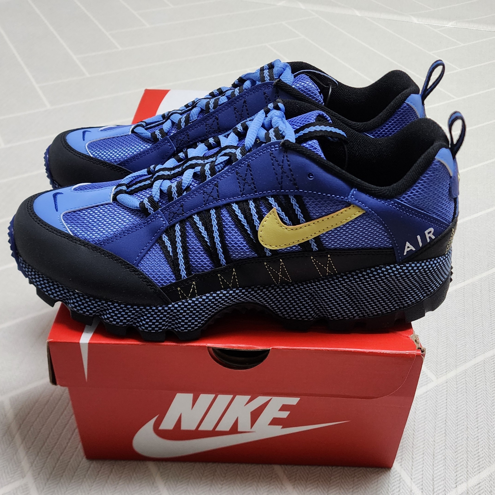 Nike Air Humara Deep Royal Blue and Light Ultramarine 착용 스타일 - 1