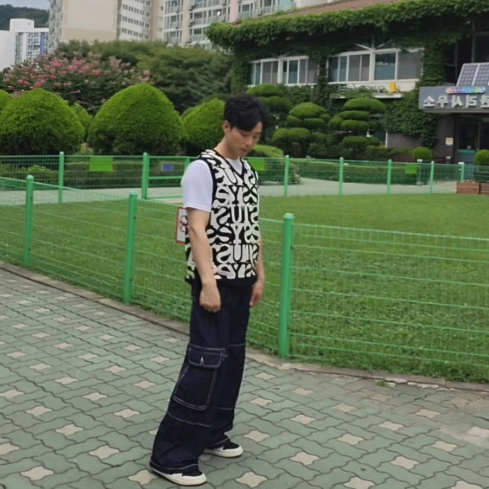Stussy Stacked Sweater Vest Ivory, True Religion x KIRSH Stitch Point Denim Cargo Pants Blue Denim 착용 스타일 - 2