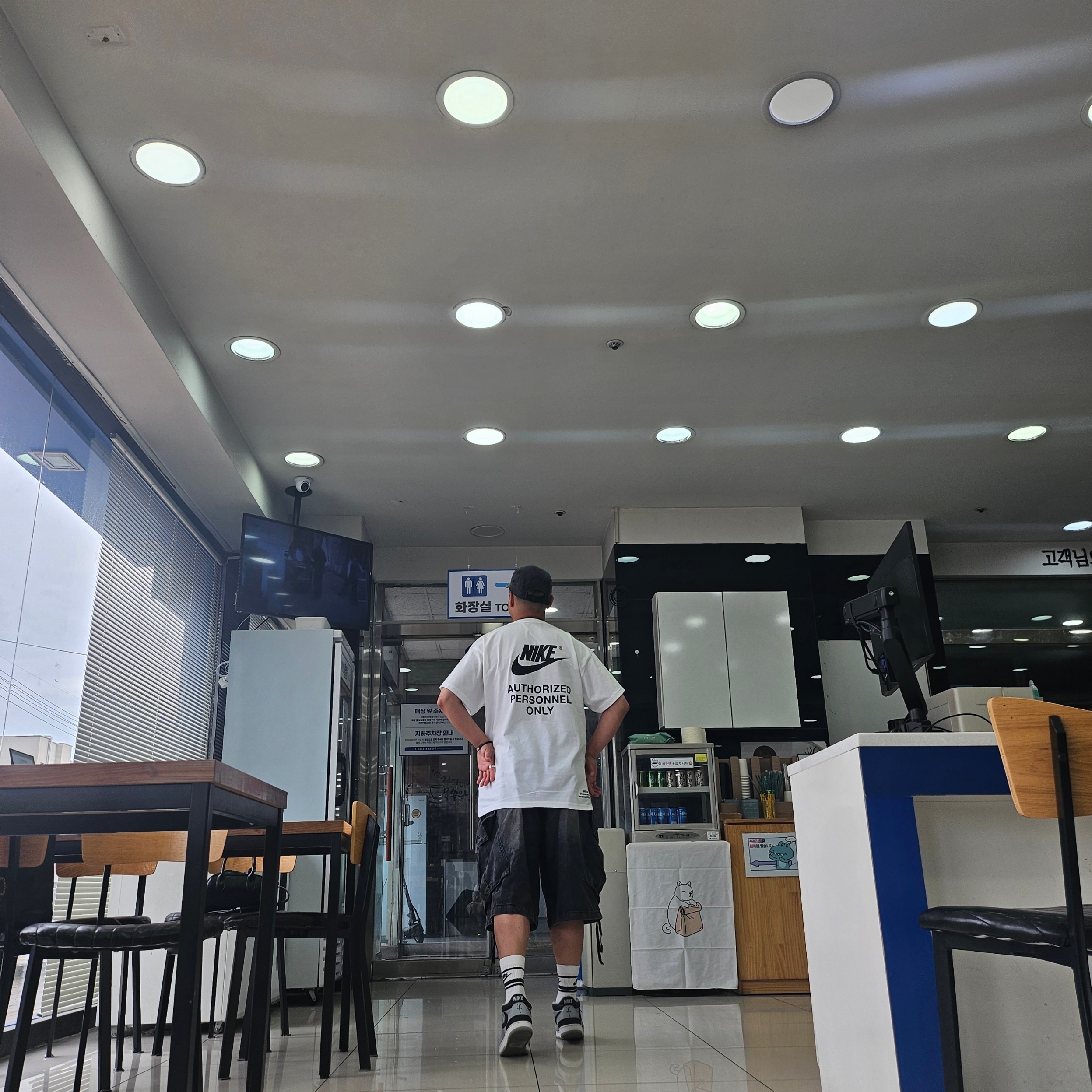 Nike NSW Authorized Personnel T-Shirt White - Asia, Supreme Denim Camp Cap Washed Black - 22FW 착용 스타일 - 2