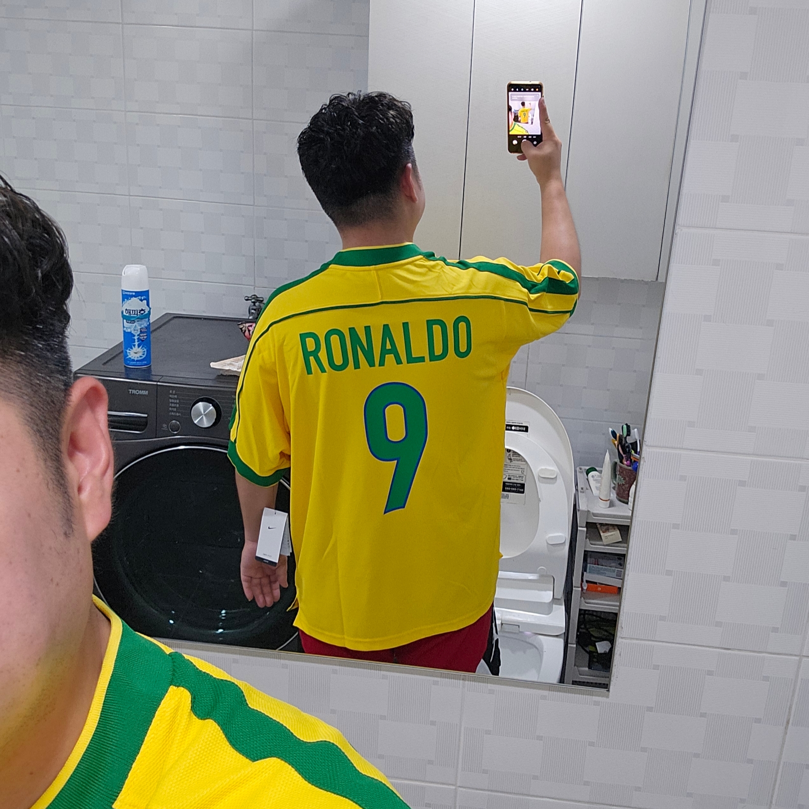 Nike Brazil 1998 Reissue Soccer Replica Jersey Varsity Maize Ronaldo (Marking Ver.) 착용 스타일 - 3