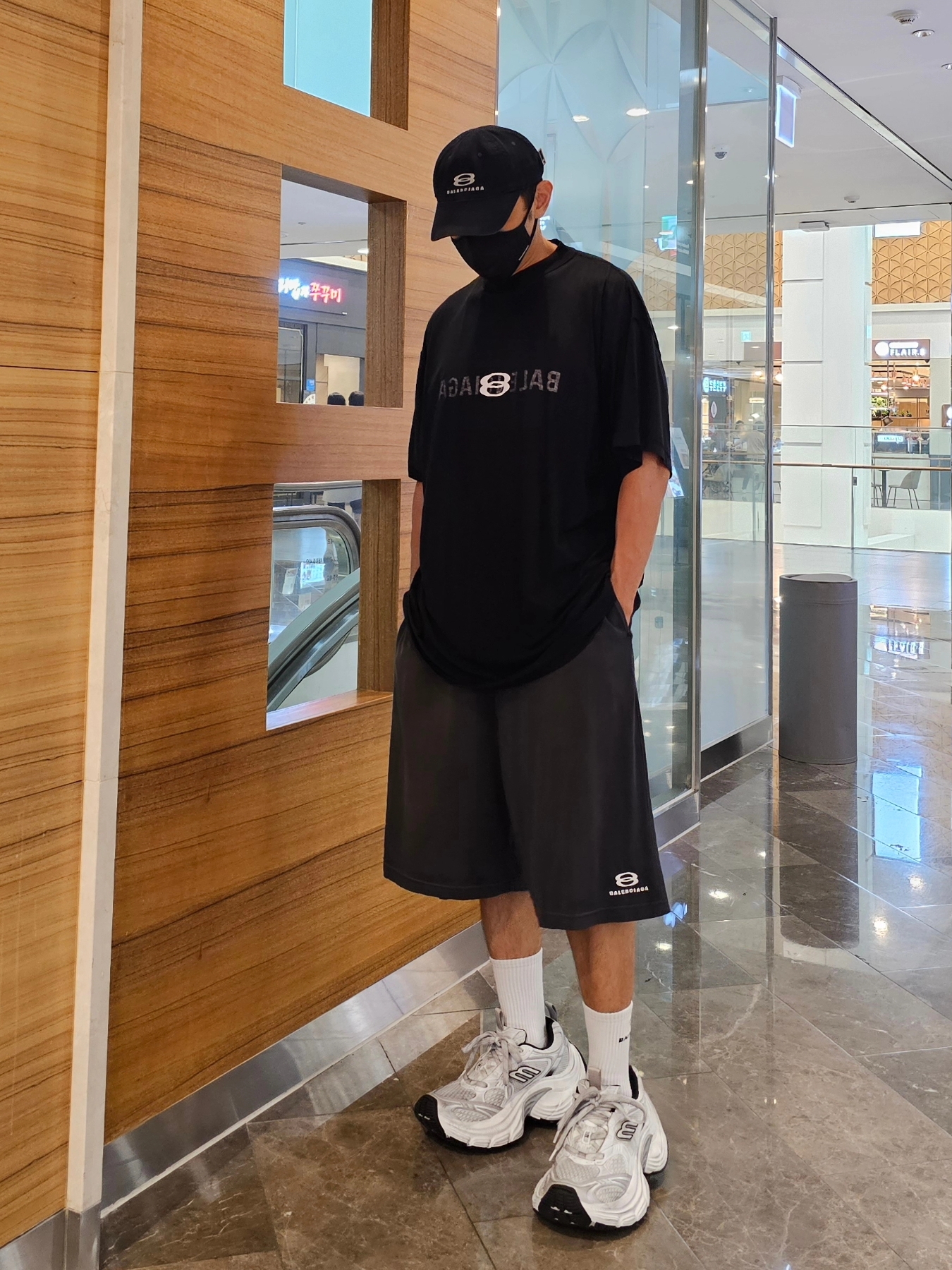 Balenciaga Unity Sports Icon Track Shorts Black, Balenciaga Ai Logo Inside Out Oversized T-Shirt Faded Black 착용 스타일 - 2