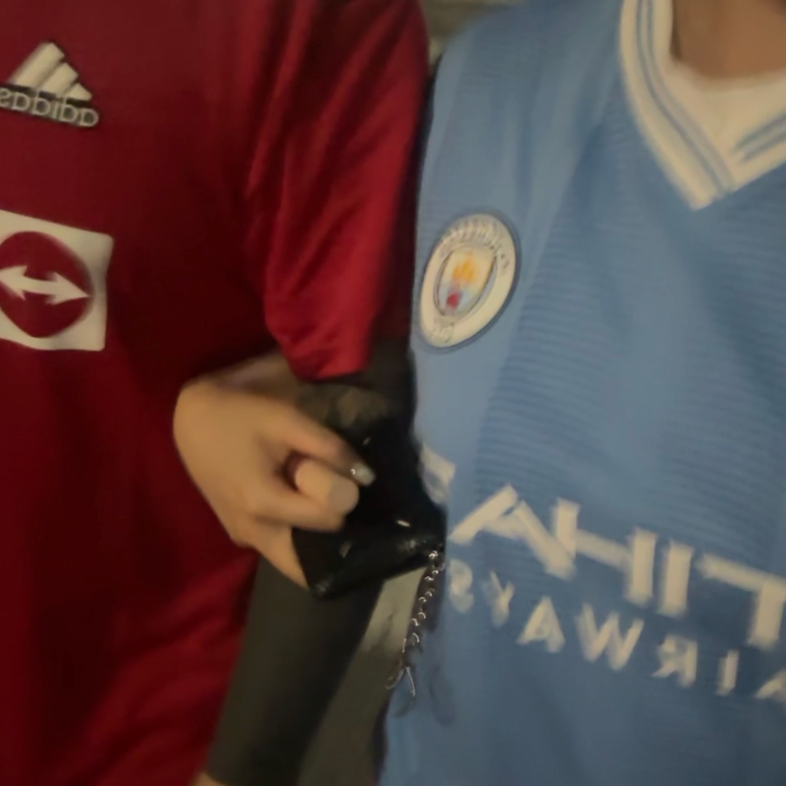Adidas Manchester United 2022/23 Home Jersey Real Red - US Sizing (Non Marking Ver.), Puma Manchester City 2023/24 Home Jersey Team Light Blue (Non Marking Ver.) 착용 스타일