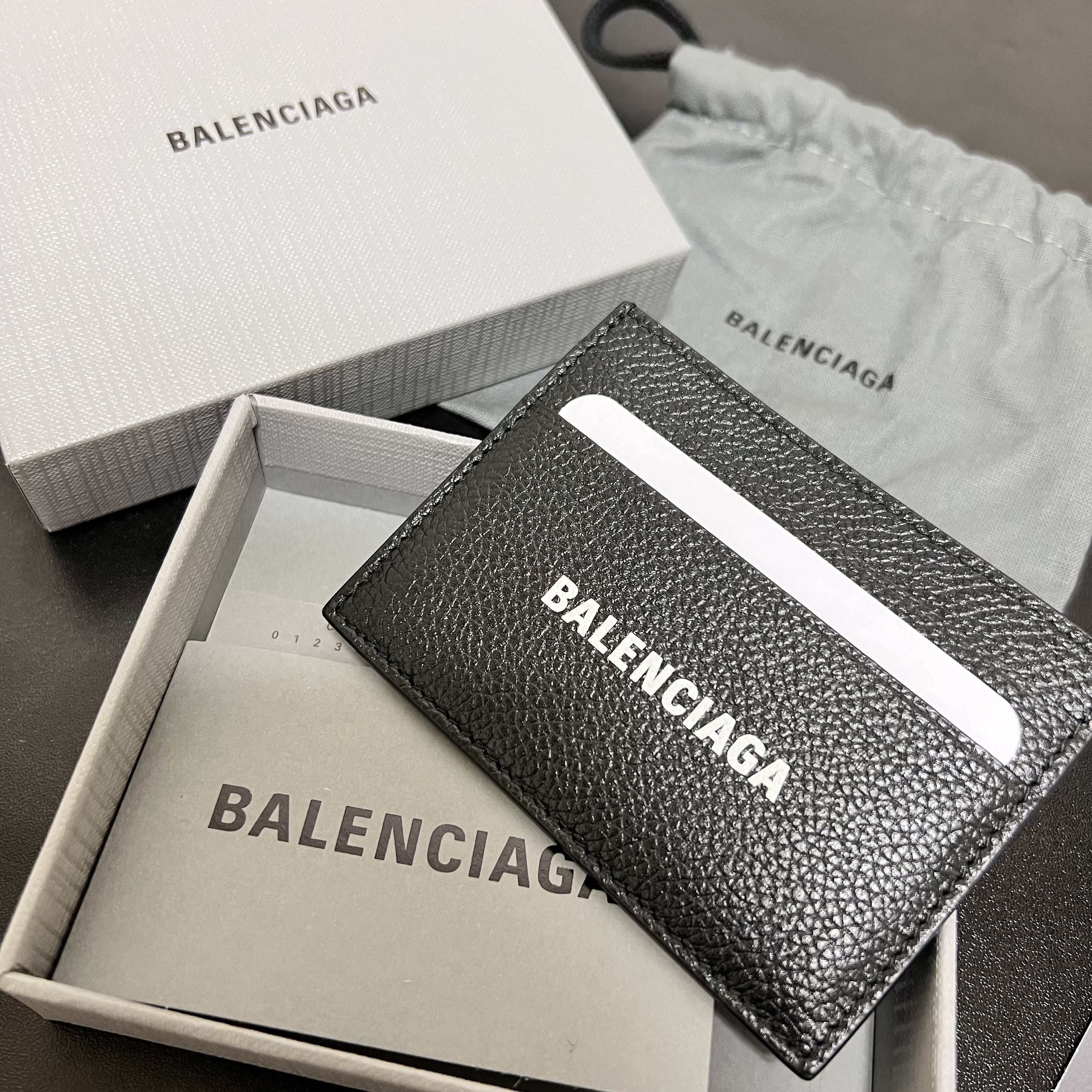 Balenciaga Cash Card Holder Black 착용 스타일