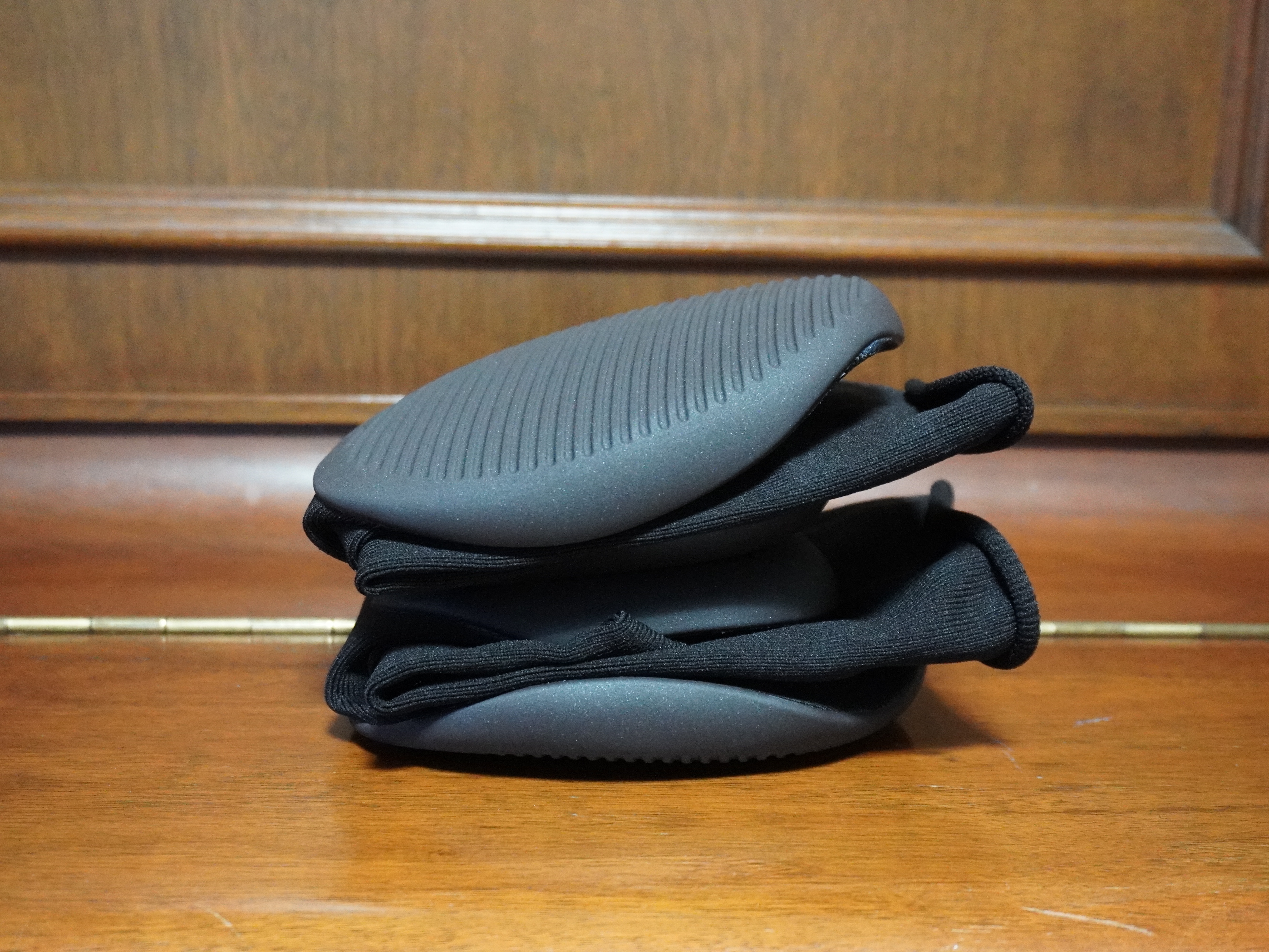 Yeezy YZY Pods Black 착용 스타일 - 1